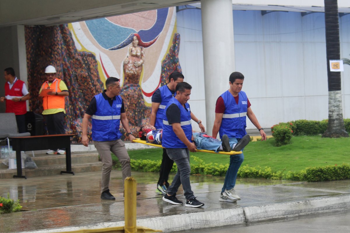 HUniversitarioG's tweet photo. El Hospital Universitario de Guayaquil, en un trabajo coordinado con @Salud_Guayas, activó de inmediato sus protocolos de triaje, evacuación rápida y atención masiva de víctimas para garantizar una respuesta médica eficaz. https://t.co/ESq2gwjLEB