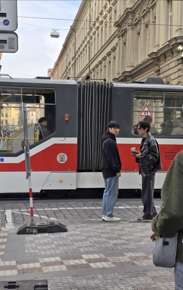 Yeonseok411_IFC's tweet photo. 20261002 📸 #YooYeonSeok and #YangSeJong spotted in Prague, Czech Republic. Our Doldam boys 🥹🤍

https://t.co/RL97dSk5Dr https://t.co/Um9EpOmAXy