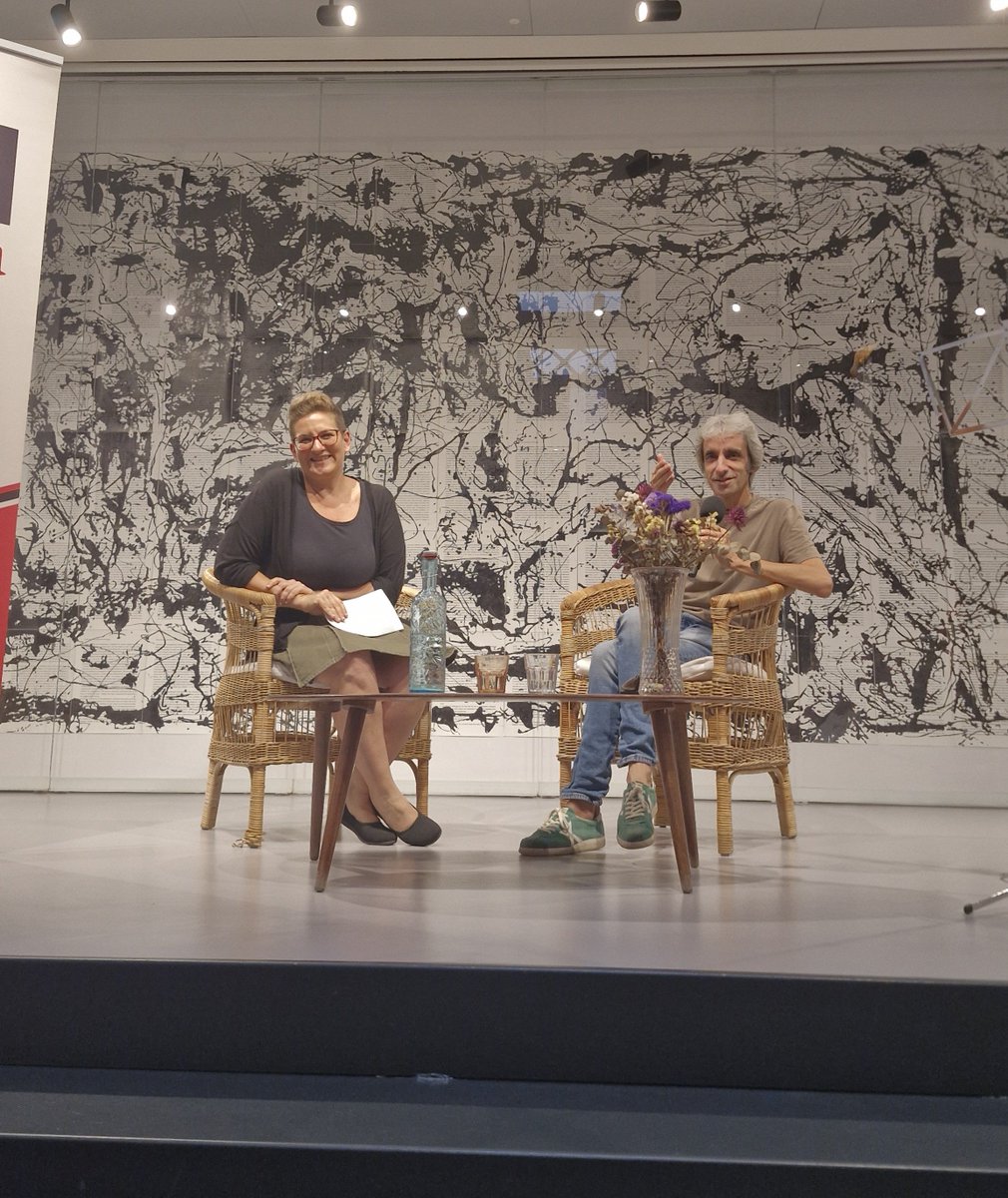 PENCatala's tweet photo. Iniciem 'Que esclati la pau' a @OnaLlibres, la festa reivindicativa del Comitè d’Escriptores i Escriptors per la Pau del PEN Català.  

Donen la benvinguda @Jordi_Armadans i @LauraHuergaRV. https://t.co/0aRRM6PwXW