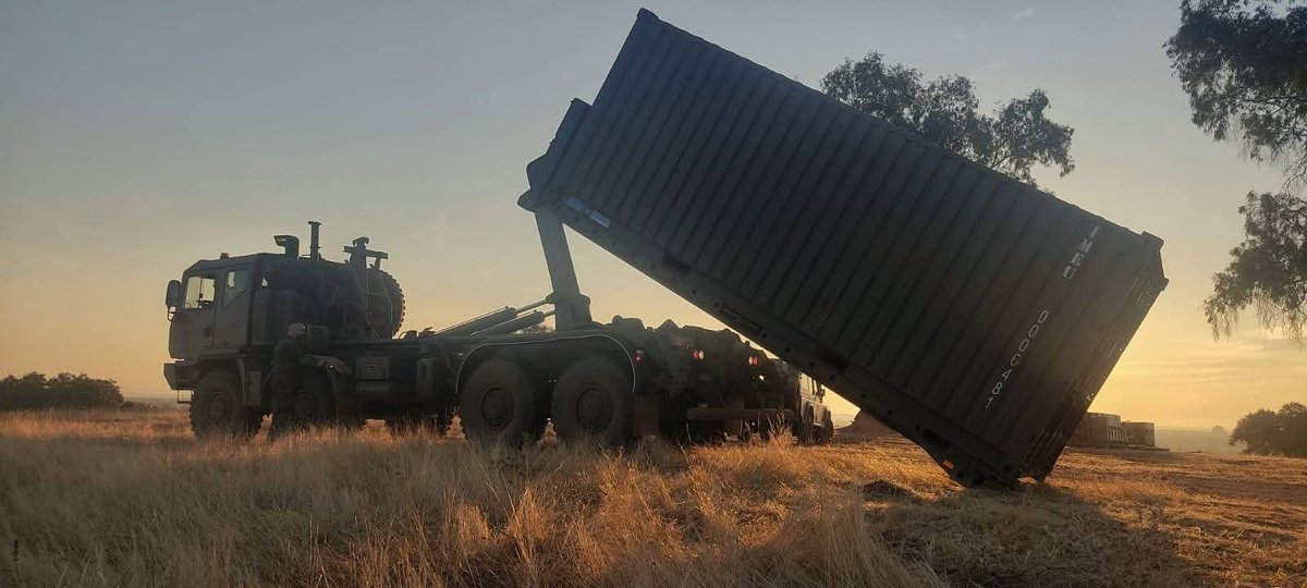 FUTER_ET's tweet photo. El #GLXI completa su ejercicio GGAA GL XI II/26 en el CMT de la Base General Menacho.
Las actividades realizadas contribuyen a mejorar su preparación para el más exigente escenario operativo.
GRUPO LOGÍSTICO XI
POR EL TRABAJO AL SACRIFICIO
#BrigadaExtremadura
#SomostuEjército https://t.co/WgE6gglHyU