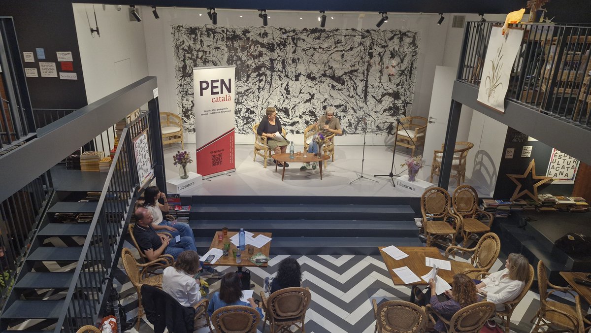 PENCatala's tweet photo. Iniciem 'Que esclati la pau' a @OnaLlibres, la festa reivindicativa del Comitè d’Escriptores i Escriptors per la Pau del PEN Català.  

Donen la benvinguda @Jordi_Armadans i @LauraHuergaRV. https://t.co/0aRRM6PwXW