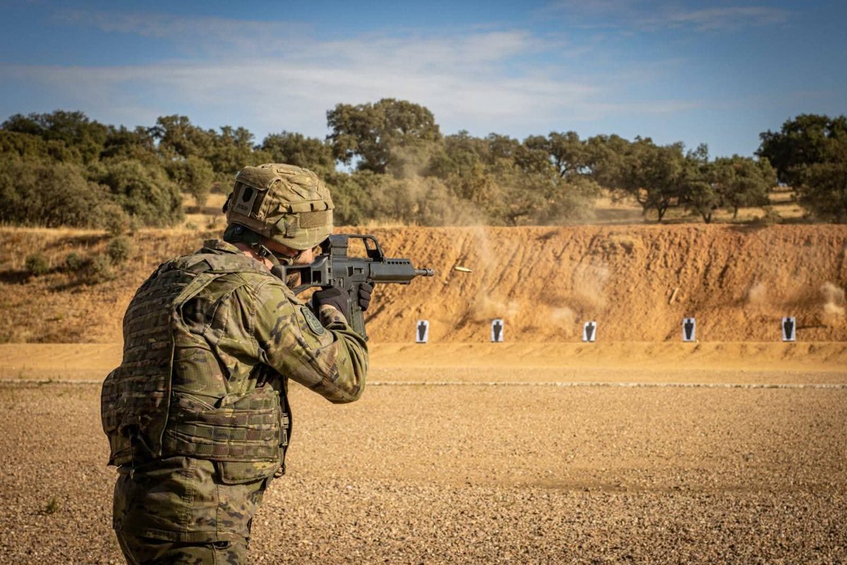 FUTER_ET's tweet photo. El #GLXI completa su ejercicio GGAA GL XI II/26 en el CMT de la Base General Menacho.
Las actividades realizadas contribuyen a mejorar su preparación para el más exigente escenario operativo.
GRUPO LOGÍSTICO XI
POR EL TRABAJO AL SACRIFICIO
#BrigadaExtremadura
#SomostuEjército https://t.co/WgE6gglHyU