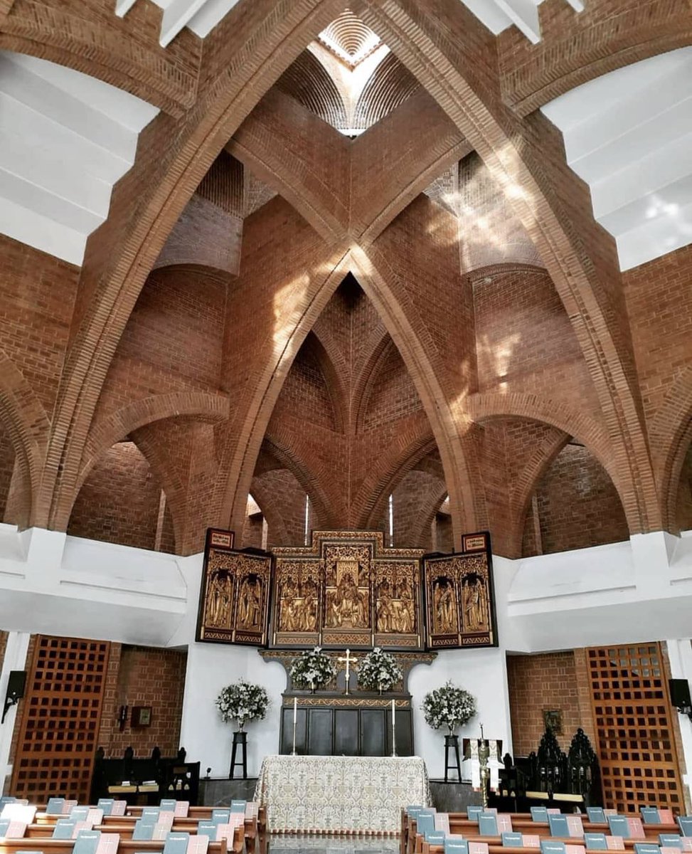 hectorvelazhv's tweet photo. Esta iglesia fue diseñada por Carlos Mijares Bracho en lomas de Chapultepec , fue mi maestro en la UNAM, el manejo de tabique es espectacular https://t.co/Vt4VMW8mW0