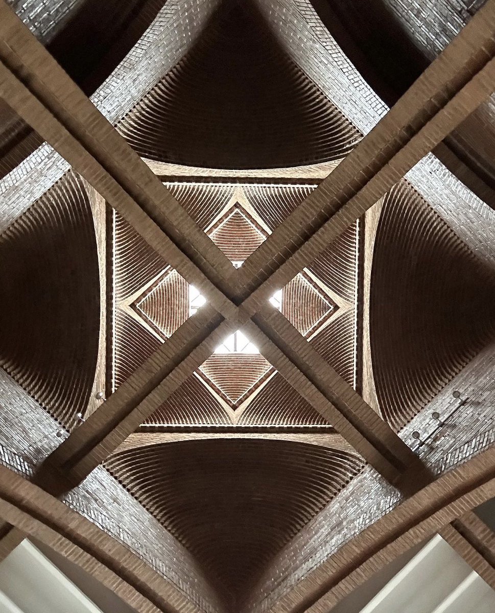 hectorvelazhv's tweet photo. Esta iglesia fue diseñada por Carlos Mijares Bracho en lomas de Chapultepec , fue mi maestro en la UNAM, el manejo de tabique es espectacular https://t.co/Vt4VMW8mW0