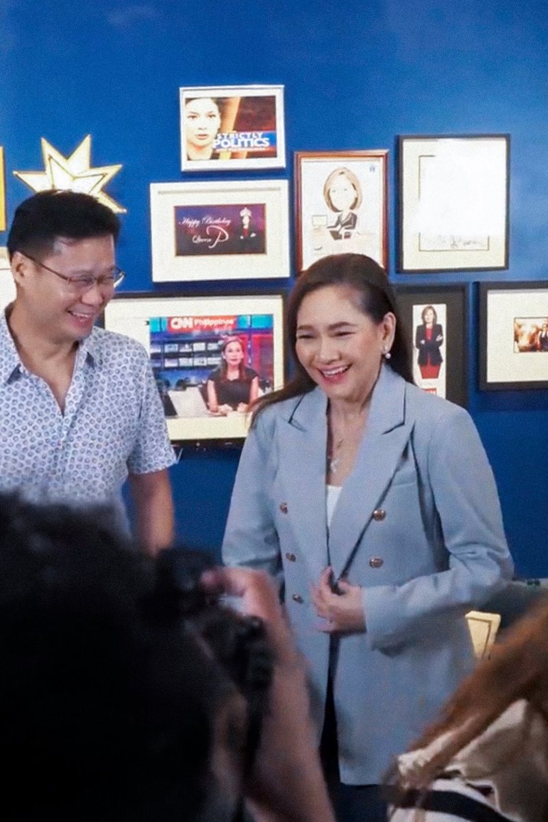 rshntvrs's tweet photo. her looking at him                   him looking at her https://t.co/EhRDNgMFWT