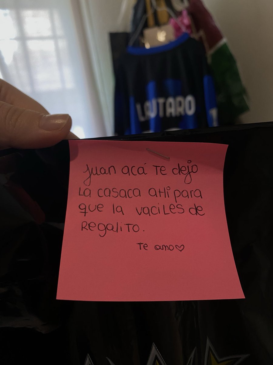sofipanunzio's tweet photo. mi novio estuvo re pesado toda la semana con el saludo de Dilollo y con lo de la casaca para que la vacile, así que tomé la decisión comprarle una camiseta de su equipo para hacerle exactamente eso https://t.co/AInRFYKRSJ