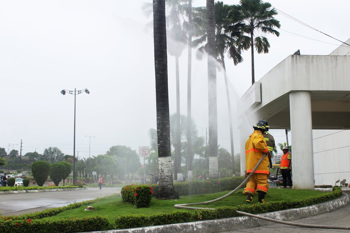 HUniversitarioG's tweet photo. El Hospital Universitario de Guayaquil, en un trabajo coordinado con @Salud_Guayas, activó de inmediato sus protocolos de triaje, evacuación rápida y atención masiva de víctimas para garantizar una respuesta médica eficaz. https://t.co/ESq2gwjLEB