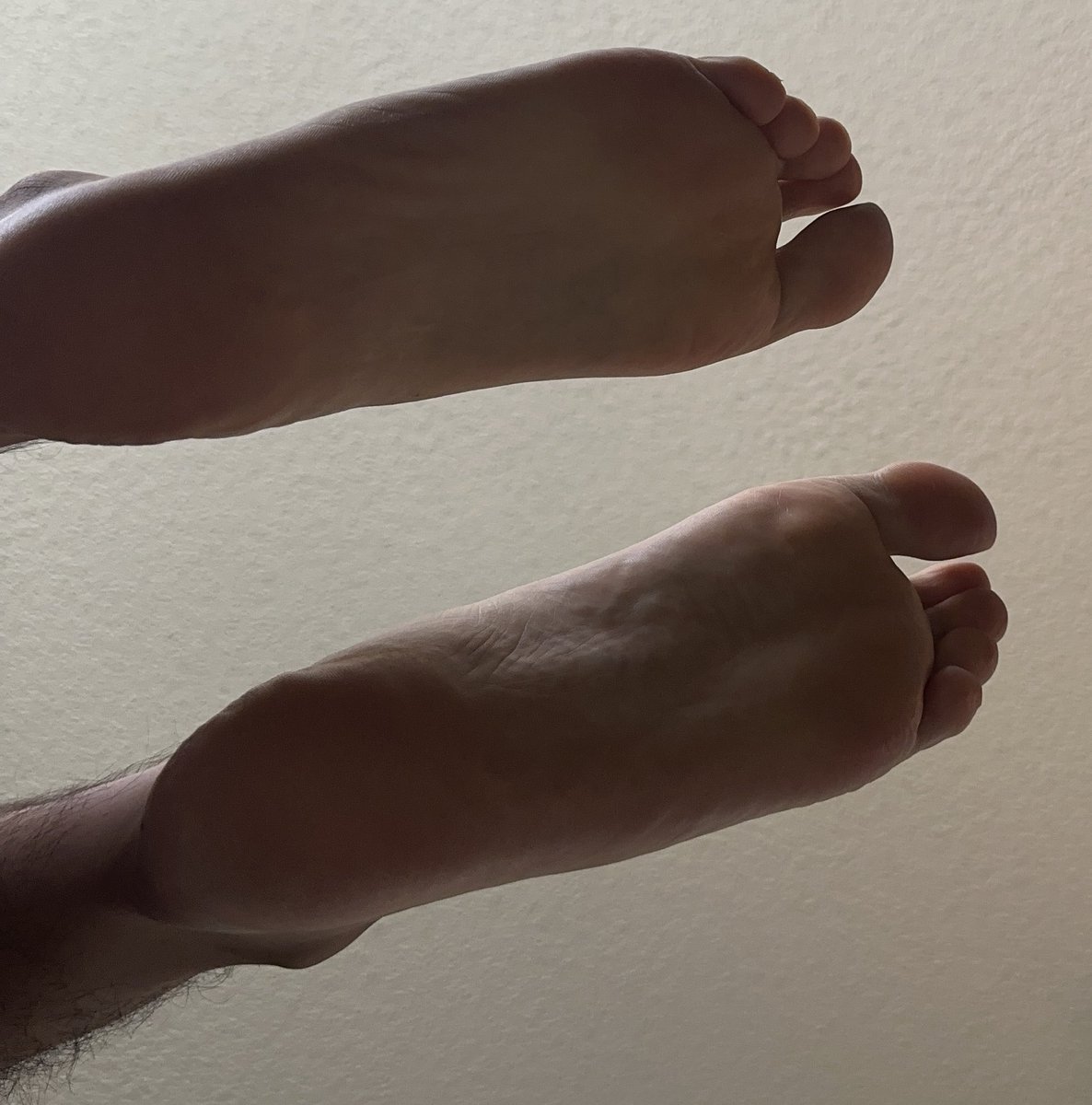 SoCalGuy365's tweet photo. Happy Flop and Feet Friday!
#feet #malefeet #rainbowsandals #barefeet #flops https://t.co/KcP74Jxnkf
