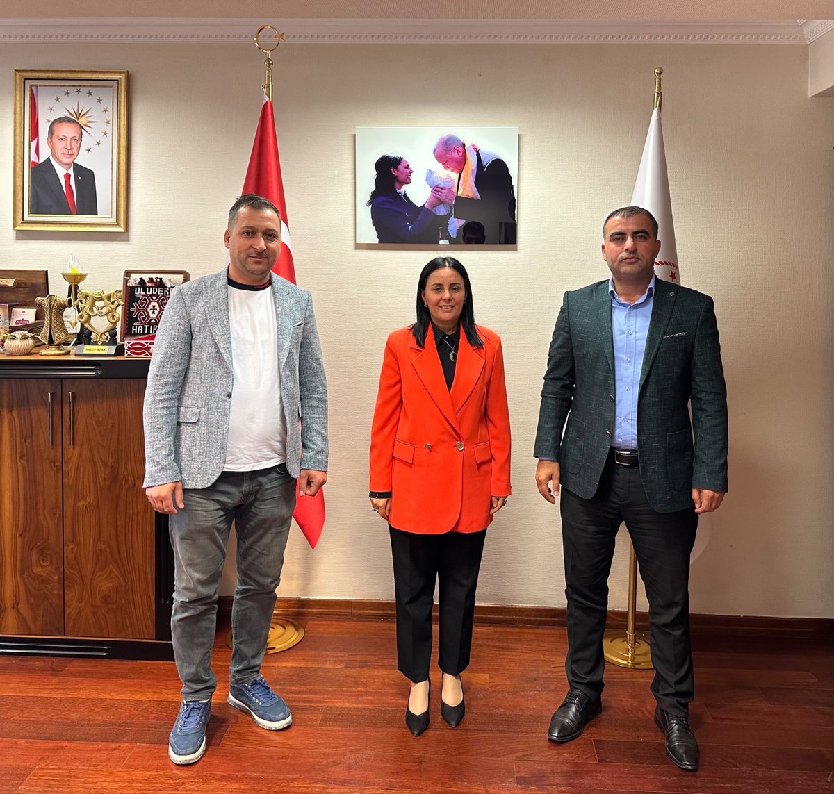 hatice_atan73's tweet photo. Hemşehrilerimiz, Şırnak ilimizin Kavuncu Köyü Muhtarı Abdullah Kevser ve Ahmet Kevser bizleri ziyaret etti.

Fedakârca çalışan muhtarlarımızın emeği her türlü takdirin üzerindedir. Yerel yönetimlerde emeğiyle fark yaratan muhtarlarımıza kolaylıklar diliyorum. https://t.co/nBYK6CMhcw