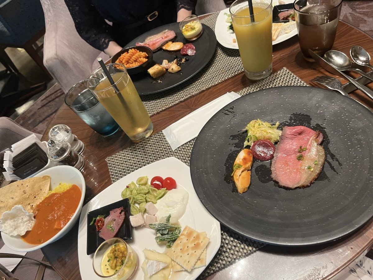 WolfyLune's tweet photo. メルがあげてたのでウルフィも公開しちゃいます
これはお嬢様が行きたがってたペルソナ5の聖地巡礼で行ったホテル！
サプライズでお祝いしました🎉 https://t.co/RQ6JpE0Ff2