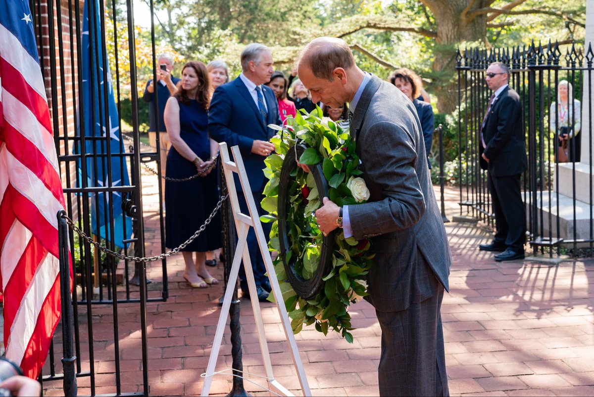 RoyalFamily's tweet photo. 🇺🇸 The Duke of Edinburgh has visited the United States of America to celebrate the relationship between the US and the UK, with a particular focus on shared interests around youth empowerment and opportunity, and the arts.

📍 In New York, The Duke joined representatives from the city’s cultural sector at the Metropolitan Opera.

📍 In Baltimore, HRH visited Western High School - the oldest all-girls public high school in the US - as they become a new Duke of Edinburgh International Award partner school.

📍While in Washington DC, in recognition of the year of America 250 celebrations, The Duke of Edinburgh visited Mount Vernon to tour the new education centre, meet supporters and historians and lay a wreath at the tomb of George Washington. 

Later, The Duke joined guests from the arts, heritage and education sectors at the British Ambassador’s residence for The King’s Birthday Party.
