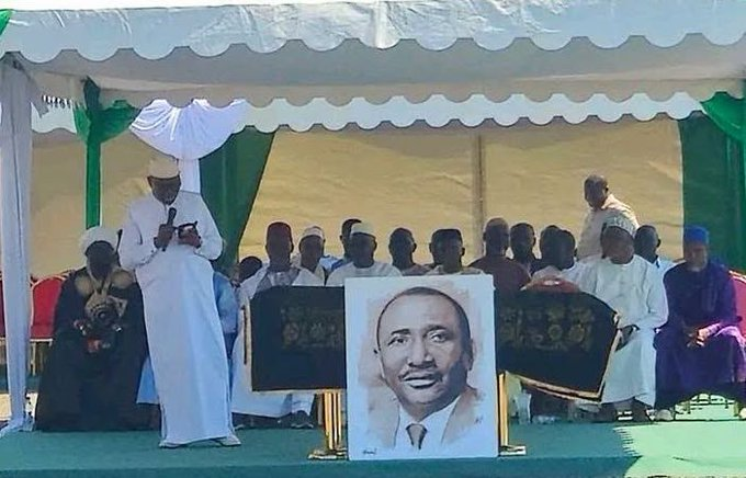 CurrentTre's tweet photo. La dépouille de l’ancien Premier ministre guinéen, Sidya Touré, est arrivée ce vendredi 02 octobre à Abidjan, en provenance de Paris.   Le président de l'Union des Républicaines (UFR) est décédé le 25 septembre dernier à Paris, à l'âge de 81 ans. https://t.co/8vedMRvdjV