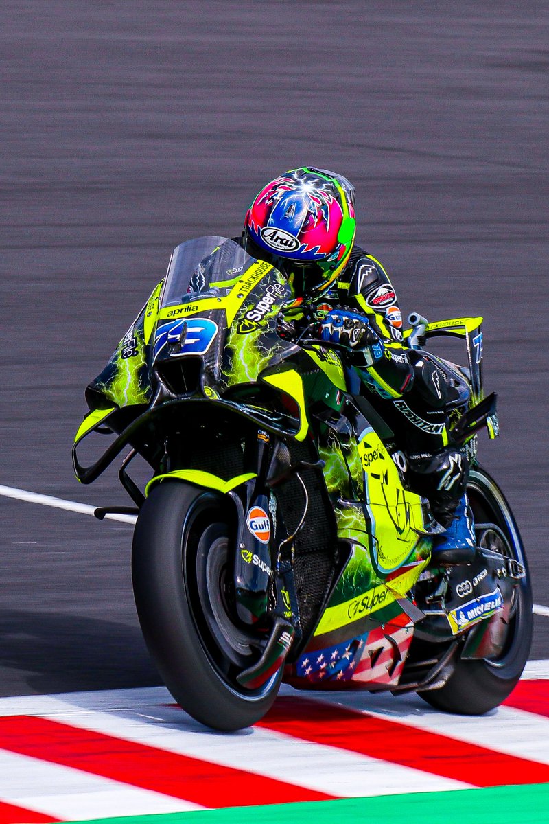 MotchyT355's tweet photo. 2026 MOTOGP JAPANESE GP🇯🇵
金曜日FP
小椋藍選手はスペシャルヘルメット!
お父さんが使っていたヘルメットのデザインをアレンジしたらしい☺️
#小椋藍 #aiogura #japanese GP
#motogp #aprilia https://t.co/XyIQCn8N4w