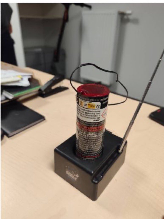 ImpactMediaFR's tweet photo. 🚨🇫🇷 FLASH

Voici une partie des objets saisis aujourd’hui par les policiers en marge des rassemblements lycéens, infiltrés par des individus violents.

(@PoliceNationale) https://t.co/h6SSnaYnLi