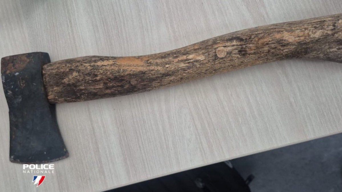 ImpactMediaFR's tweet photo. 🚨🇫🇷 FLASH

Voici une partie des objets saisis aujourd’hui par les policiers en marge des rassemblements lycéens, infiltrés par des individus violents.

(@PoliceNationale) https://t.co/h6SSnaYnLi