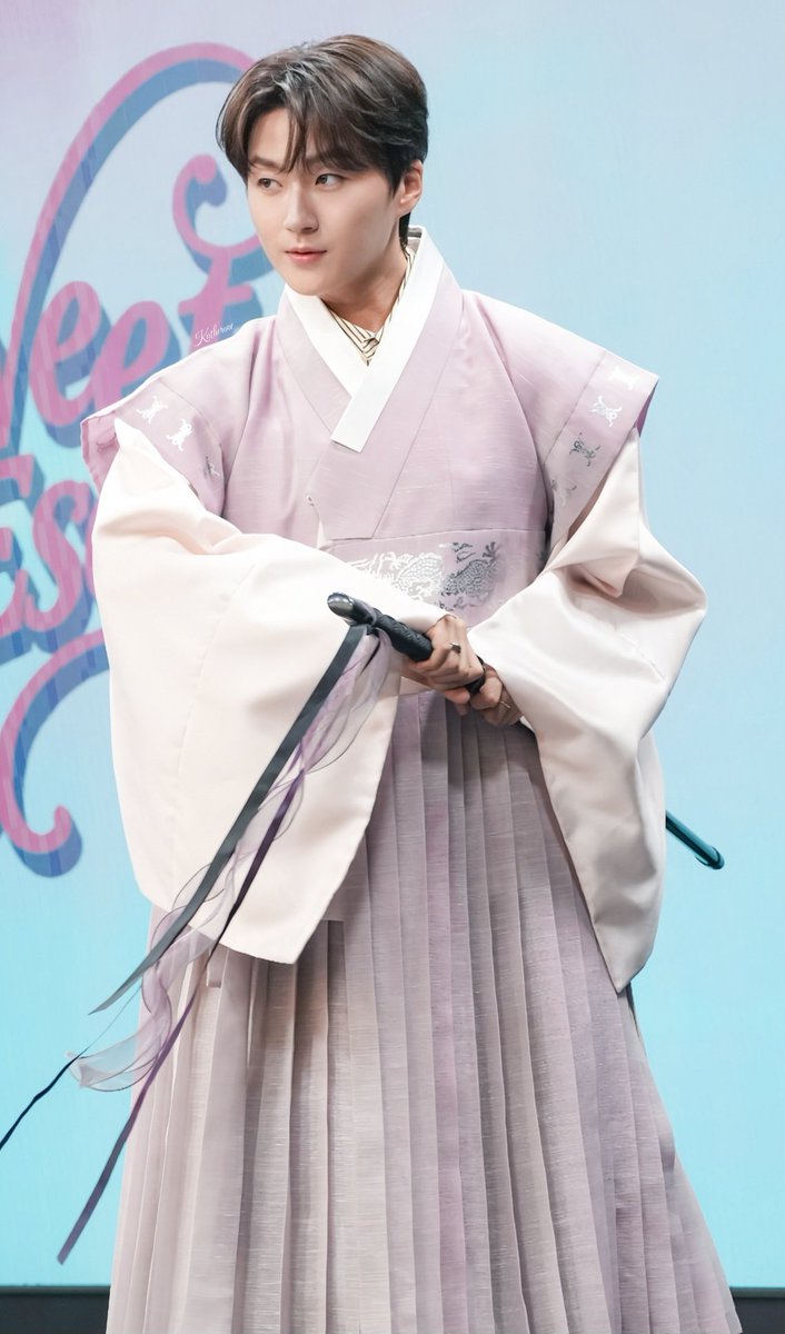 sakongin40's tweet photo. 2026.10.02 MUSICART 팬사인회

"서역과 조선은 해가 뜨고 지는때가 달라

나는 지금 깊은 새벽을 지나고 있소"

#조민규 #Cho_Mingyu 
#포레스텔라 #Forestella https://t.co/aSKOND0pJk