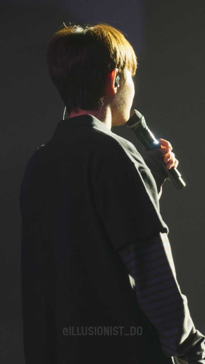 illusionist_DO's tweet photo. 도경수 뒷모습 차이봐 도교수님이랑 아들임 동글동글 https://t.co/4RNFGd8uVc