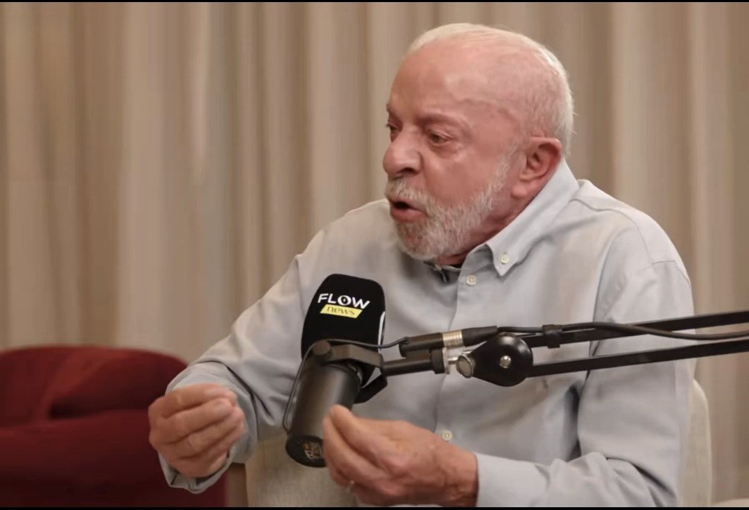 shit_postagens's tweet photo. 🚨 NOTÍCIA: Lula faz afirmação polêmica no Flow Podcast

"-Que porra de transar de sutiã… a gente gosta de ver os melão pulando!" Diz o presidente https://t.co/h0Aldwztgw