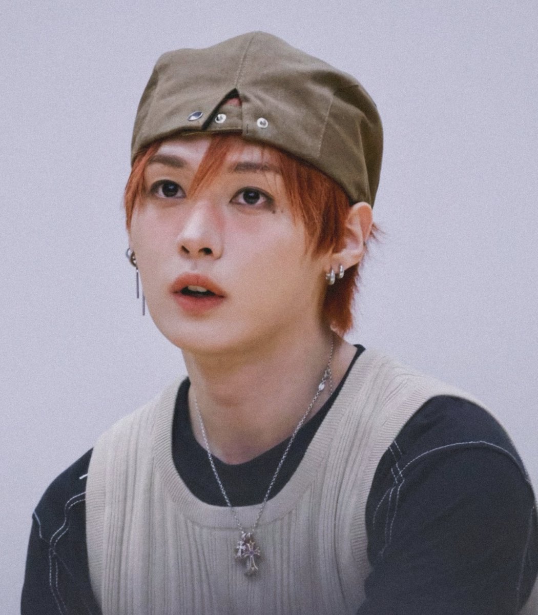 hanniesdaddy's tweet photo. prince jsung getting dressed for his arranged marriage, knowing his heart belongs to mnho, the farmer’s son. meanwhile, mnho has snuck onto the castle grounds, even though commoners aren’t allowed anywhere near the royal wedding, and now he’s standing outside jsung’s window with nothing he can do but watch the love of his life get ready to marry someone else