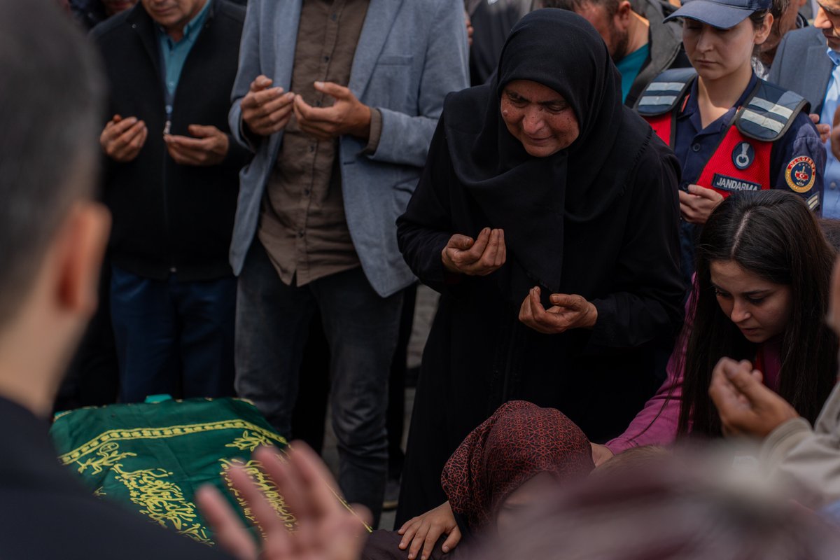 faynstudio's tweet photo. Adı daha önce de iş cinayetleriyle gündeme gelen Manisa'nın Soma ilçesindeki İmbat Madencilik’e ait ocakta 1 Ekim'de meydana gelen göçükte beş işçi hayatını kaybetti.

Fayn, o işçilerinden biri olan 37 yaşındaki Kerim Ören’in Manisa’nın Kırkağaç ilçesinde düzenlenen cenaze törenini takip etti.

Evli ve iki çocuk babası olan Ören’in cenazesine binlerce kişi katıldı. 2010’lu yılların başından beri madende çalışan Ören’in oğlu Yaşar Ören cenaze töreni boyunca babasının tabutunun başından ayrılmadı.

Fotoğraflar: @alidnc4
