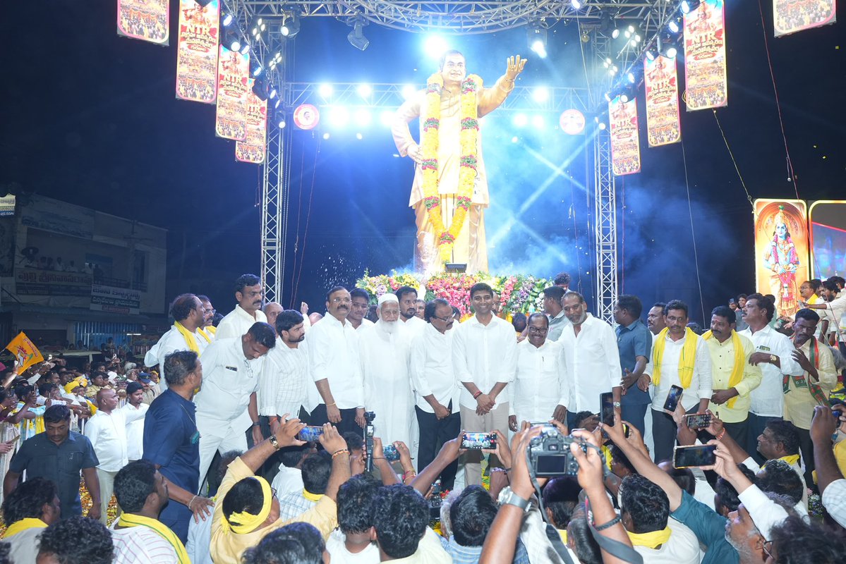 ravi_gottipati's tweet photo. గురజాల పట్టణంలోని బ్రహ్మానాయుడు సర్కిల్‌లో తెలుగుదేశం పార్టీ వ్యవస్థాపక అధ్యక్షులు, మాజీ ముఖ్యమంత్రి, విశ్వవిఖ్యాత నటసార్వభౌమ పద్మశ్రీ స్వర్గీయ శ్రీ నందమూరి తారక రామారావు గారి కాంస్య విగ్రహావిష్కరణ కార్యక్రమంలో పాల్గొనడం ఎంతో గర్వంగా, ఆనందంగా ఉంది. గురజాల శాసనసభ్యులు శ్రీ యరపతినేని శ్రీనివాసరావు గారి ఆధ్వర్యంలో నిర్వహించిన ఈ కార్యక్రమంలో నరసరావుపేట పార్లమెంట్ సభ్యులు శ్రీ లావు శ్రీకృష్ణదేవరాయలు గారు, ప్రభుత్వ చీఫ్ విప్ శ్రీ జి.వి. ఆంజనేయులు గారు, ఆంధ్రప్రదేశ్ శాసనమండలి మాజీ చైర్మన్ శ్రీ ఎం.ఎ. షరీఫ్ గారు, ఏపీఎస్ఆర్టీసీ చైర్మన్, మాజీ పార్లమెంట్ సభ్యులు శ్రీ కొనకళ్ల నారాయణరావు గారు, ఎమ్మెల్యేలు శ్రీ జూలకంటి బ్రహ్మానందరెడ్డి గారు, శ్రీ చదలవాడ అరవింద బాబు గారు,శ్రీ భాష్యం ప్రవీణ్ గారు, పల్నాడు జిల్లా తెలుగుదేశం పార్టీ అధ్యక్షులు శ్రీ షేక్ జానీ షైదా గారు, మరియు కూటమి ముఖ్య నేతలు పాల్గొన్నారు. పేదలు, బడుగు బలహీన వర్గాల సంక్షేమం కోసం ఎన్టీఆర్ గారు చేపట్టిన విప్లవాత్మక సంస్కరణలు, పరిపాలనలో తీసుకొచ్చిన మార్పులు, తెలుగు ప్రజల ఆత్మగౌరవాన్ని దేశవ్యాప్తంగా చాటిన మహోన్నత నాయకత్వం చరిత్రలో చిరస్థాయిగా నిలిచిపోయాయి. ప్రజల గుండెల్లో చిరస్మరణీయంగా నిలిచిన అన్నగారి ఆశయాలు, స్ఫూర్తి తెలుగుదేశం పార్టీకి ఎప్పటికీ మార్గదర్శకం. ఎన్టీఆర్ గారి సేవా స్ఫూర్తితో ప్రజా సంక్షేమం, రాష్ట్ర అభివృద్ధి కోసం మరింత అంకితభావంతో ముందుకు సాగుదాం.
#Palnadu #Gurazala #GottipatiRavikumar #TeluguDesamParty #JoharNTR