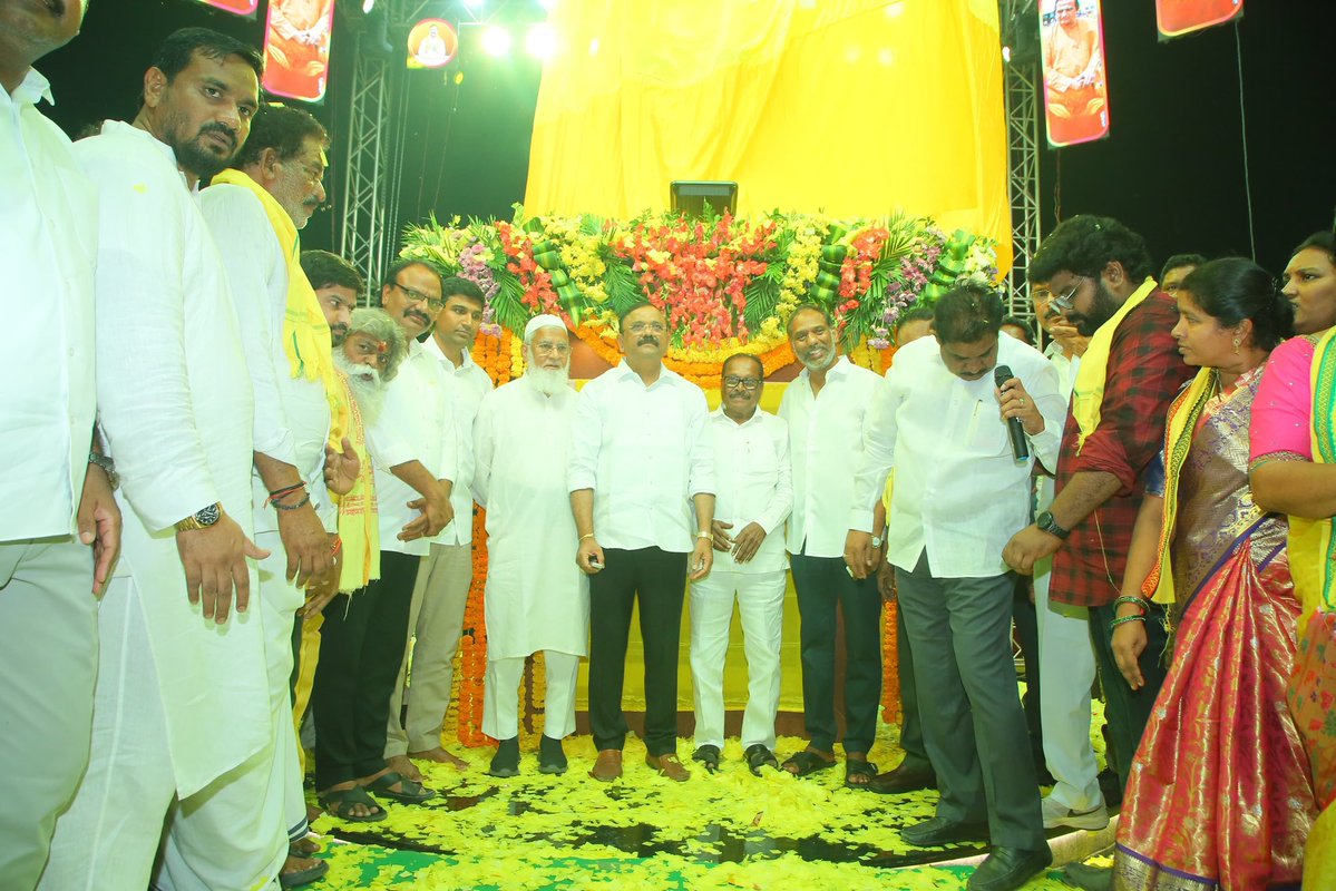 ravi_gottipati's tweet photo. గురజాల పట్టణంలోని బ్రహ్మానాయుడు సర్కిల్‌లో తెలుగుదేశం పార్టీ వ్యవస్థాపక అధ్యక్షులు, మాజీ ముఖ్యమంత్రి, విశ్వవిఖ్యాత నటసార్వభౌమ పద్మశ్రీ స్వర్గీయ శ్రీ నందమూరి తారక రామారావు గారి కాంస్య విగ్రహావిష్కరణ కార్యక్రమంలో పాల్గొనడం ఎంతో గర్వంగా, ఆనందంగా ఉంది. గురజాల శాసనసభ్యులు శ్రీ యరపతినేని శ్రీనివాసరావు గారి ఆధ్వర్యంలో నిర్వహించిన ఈ కార్యక్రమంలో నరసరావుపేట పార్లమెంట్ సభ్యులు శ్రీ లావు శ్రీకృష్ణదేవరాయలు గారు, ప్రభుత్వ చీఫ్ విప్ శ్రీ జి.వి. ఆంజనేయులు గారు, ఆంధ్రప్రదేశ్ శాసనమండలి మాజీ చైర్మన్ శ్రీ ఎం.ఎ. షరీఫ్ గారు, ఏపీఎస్ఆర్టీసీ చైర్మన్, మాజీ పార్లమెంట్ సభ్యులు శ్రీ కొనకళ్ల నారాయణరావు గారు, ఎమ్మెల్యేలు శ్రీ జూలకంటి బ్రహ్మానందరెడ్డి గారు, శ్రీ చదలవాడ అరవింద బాబు గారు,శ్రీ భాష్యం ప్రవీణ్ గారు, పల్నాడు జిల్లా తెలుగుదేశం పార్టీ అధ్యక్షులు శ్రీ షేక్ జానీ షైదా గారు, మరియు కూటమి ముఖ్య నేతలు పాల్గొన్నారు. పేదలు, బడుగు బలహీన వర్గాల సంక్షేమం కోసం ఎన్టీఆర్ గారు చేపట్టిన విప్లవాత్మక సంస్కరణలు, పరిపాలనలో తీసుకొచ్చిన మార్పులు, తెలుగు ప్రజల ఆత్మగౌరవాన్ని దేశవ్యాప్తంగా చాటిన మహోన్నత నాయకత్వం చరిత్రలో చిరస్థాయిగా నిలిచిపోయాయి. ప్రజల గుండెల్లో చిరస్మరణీయంగా నిలిచిన అన్నగారి ఆశయాలు, స్ఫూర్తి తెలుగుదేశం పార్టీకి ఎప్పటికీ మార్గదర్శకం. ఎన్టీఆర్ గారి సేవా స్ఫూర్తితో ప్రజా సంక్షేమం, రాష్ట్ర అభివృద్ధి కోసం మరింత అంకితభావంతో ముందుకు సాగుదాం.
#Palnadu #Gurazala #GottipatiRavikumar #TeluguDesamParty #JoharNTR