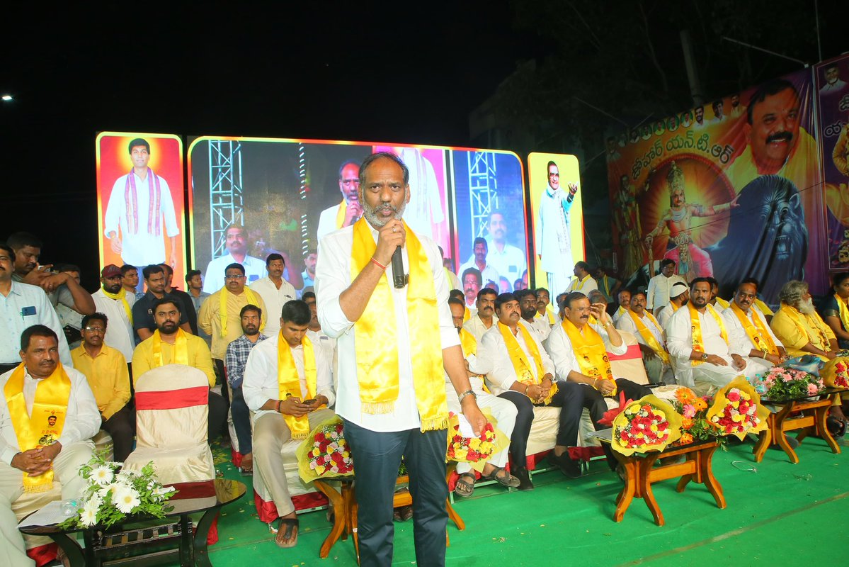 ravi_gottipati's tweet photo. గురజాల పట్టణంలోని బ్రహ్మానాయుడు సర్కిల్‌లో తెలుగుదేశం పార్టీ వ్యవస్థాపక అధ్యక్షులు, మాజీ ముఖ్యమంత్రి, విశ్వవిఖ్యాత నటసార్వభౌమ పద్మశ్రీ స్వర్గీయ శ్రీ నందమూరి తారక రామారావు గారి కాంస్య విగ్రహావిష్కరణ కార్యక్రమంలో పాల్గొనడం ఎంతో గర్వంగా, ఆనందంగా ఉంది. గురజాల శాసనసభ్యులు శ్రీ యరపతినేని శ్రీనివాసరావు గారి ఆధ్వర్యంలో నిర్వహించిన ఈ కార్యక్రమంలో నరసరావుపేట పార్లమెంట్ సభ్యులు శ్రీ లావు శ్రీకృష్ణదేవరాయలు గారు, ప్రభుత్వ చీఫ్ విప్ శ్రీ జి.వి. ఆంజనేయులు గారు, ఆంధ్రప్రదేశ్ శాసనమండలి మాజీ చైర్మన్ శ్రీ ఎం.ఎ. షరీఫ్ గారు, ఏపీఎస్ఆర్టీసీ చైర్మన్, మాజీ పార్లమెంట్ సభ్యులు శ్రీ కొనకళ్ల నారాయణరావు గారు, ఎమ్మెల్యేలు శ్రీ జూలకంటి బ్రహ్మానందరెడ్డి గారు, శ్రీ చదలవాడ అరవింద బాబు గారు,శ్రీ భాష్యం ప్రవీణ్ గారు, పల్నాడు జిల్లా తెలుగుదేశం పార్టీ అధ్యక్షులు శ్రీ షేక్ జానీ షైదా గారు, మరియు కూటమి ముఖ్య నేతలు పాల్గొన్నారు. పేదలు, బడుగు బలహీన వర్గాల సంక్షేమం కోసం ఎన్టీఆర్ గారు చేపట్టిన విప్లవాత్మక సంస్కరణలు, పరిపాలనలో తీసుకొచ్చిన మార్పులు, తెలుగు ప్రజల ఆత్మగౌరవాన్ని దేశవ్యాప్తంగా చాటిన మహోన్నత నాయకత్వం చరిత్రలో చిరస్థాయిగా నిలిచిపోయాయి. ప్రజల గుండెల్లో చిరస్మరణీయంగా నిలిచిన అన్నగారి ఆశయాలు, స్ఫూర్తి తెలుగుదేశం పార్టీకి ఎప్పటికీ మార్గదర్శకం. ఎన్టీఆర్ గారి సేవా స్ఫూర్తితో ప్రజా సంక్షేమం, రాష్ట్ర అభివృద్ధి కోసం మరింత అంకితభావంతో ముందుకు సాగుదాం.
#Palnadu #Gurazala #GottipatiRavikumar #TeluguDesamParty #JoharNTR