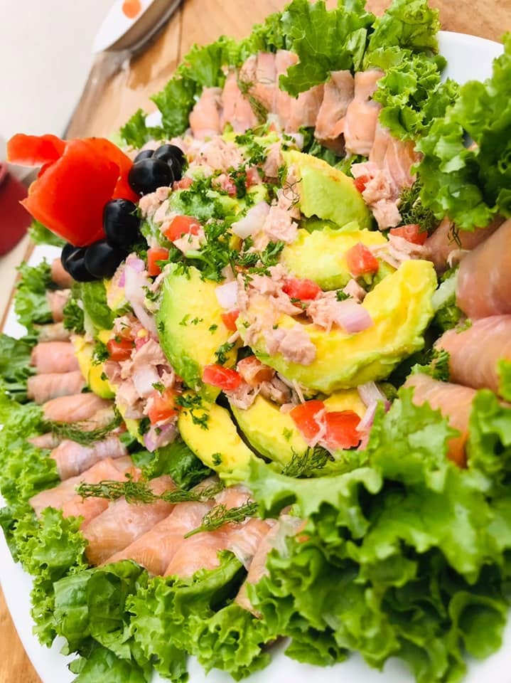 sismitas_a's tweet photo. Salade d'avocats aux rouleaux de saumon fumé et miette de thon🇨🇲 https://t.co/UhyyEJOJCV