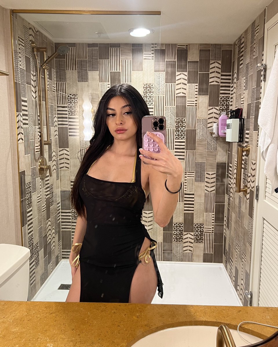 janetsuxs's tweet photo. repost if i’m the baddest latina on here 🤤 https://t.co/D0eKGD0deb