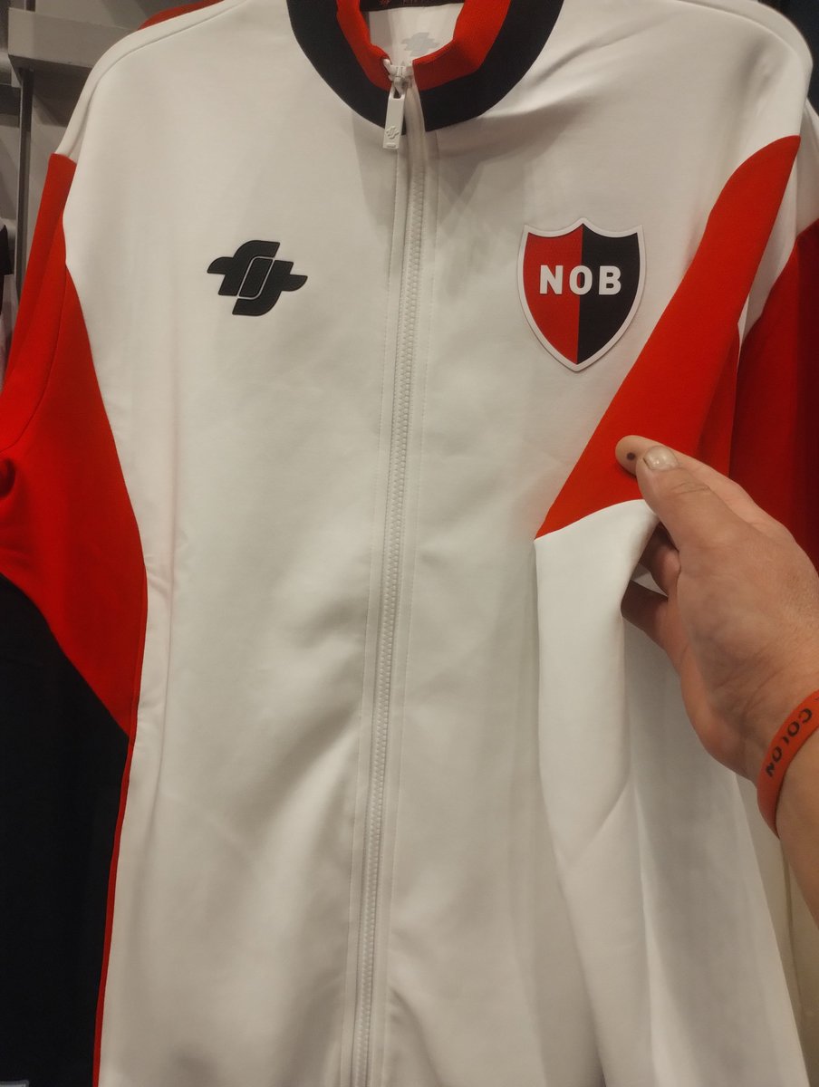 BenitezMarios's tweet photo. @MundoColonok @BrianWB10 Mira.  El buzo está tremendo.  La camiseta tiene la tela gruesa https://t.co/CaVeJ9Yp8l