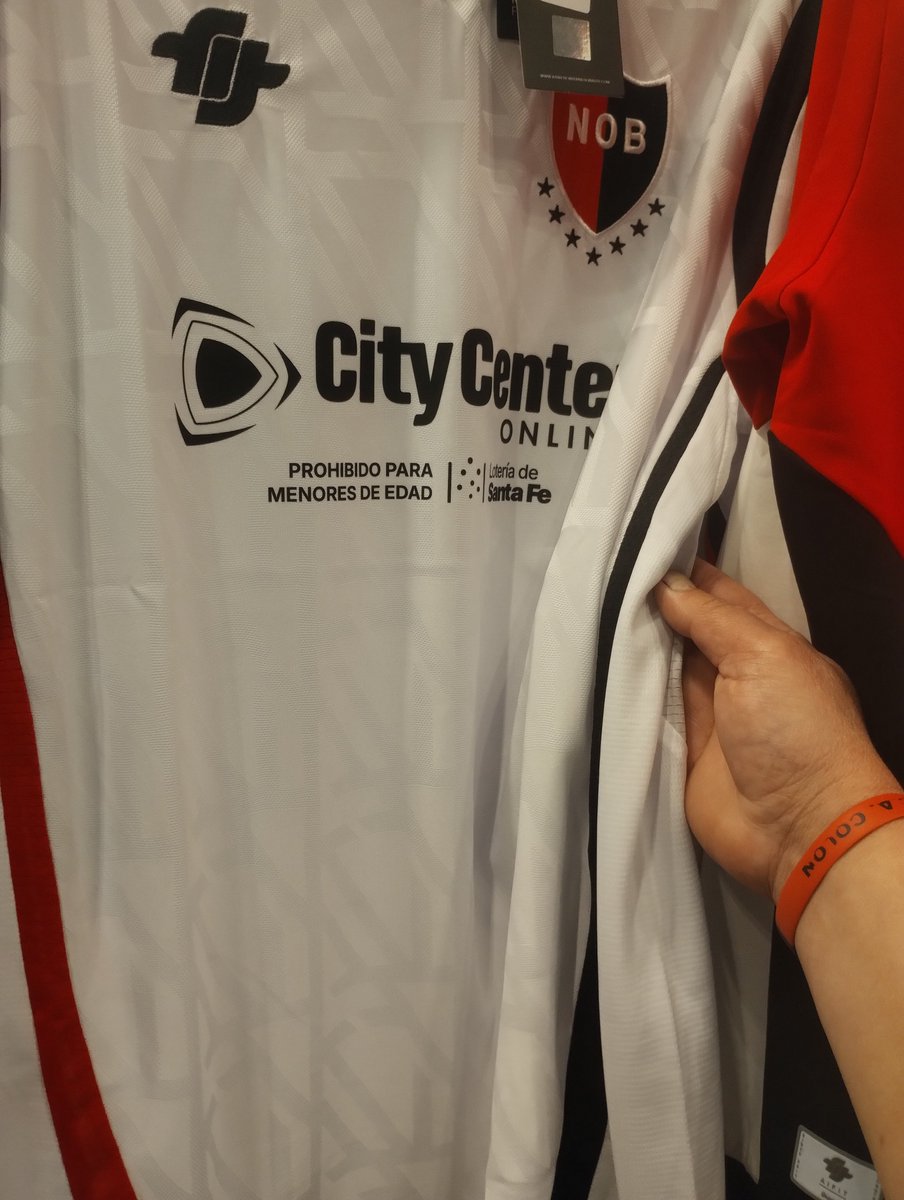 BenitezMarios's tweet photo. @MundoColonok @BrianWB10 Mira.  El buzo está tremendo.  La camiseta tiene la tela gruesa https://t.co/CaVeJ9Yp8l