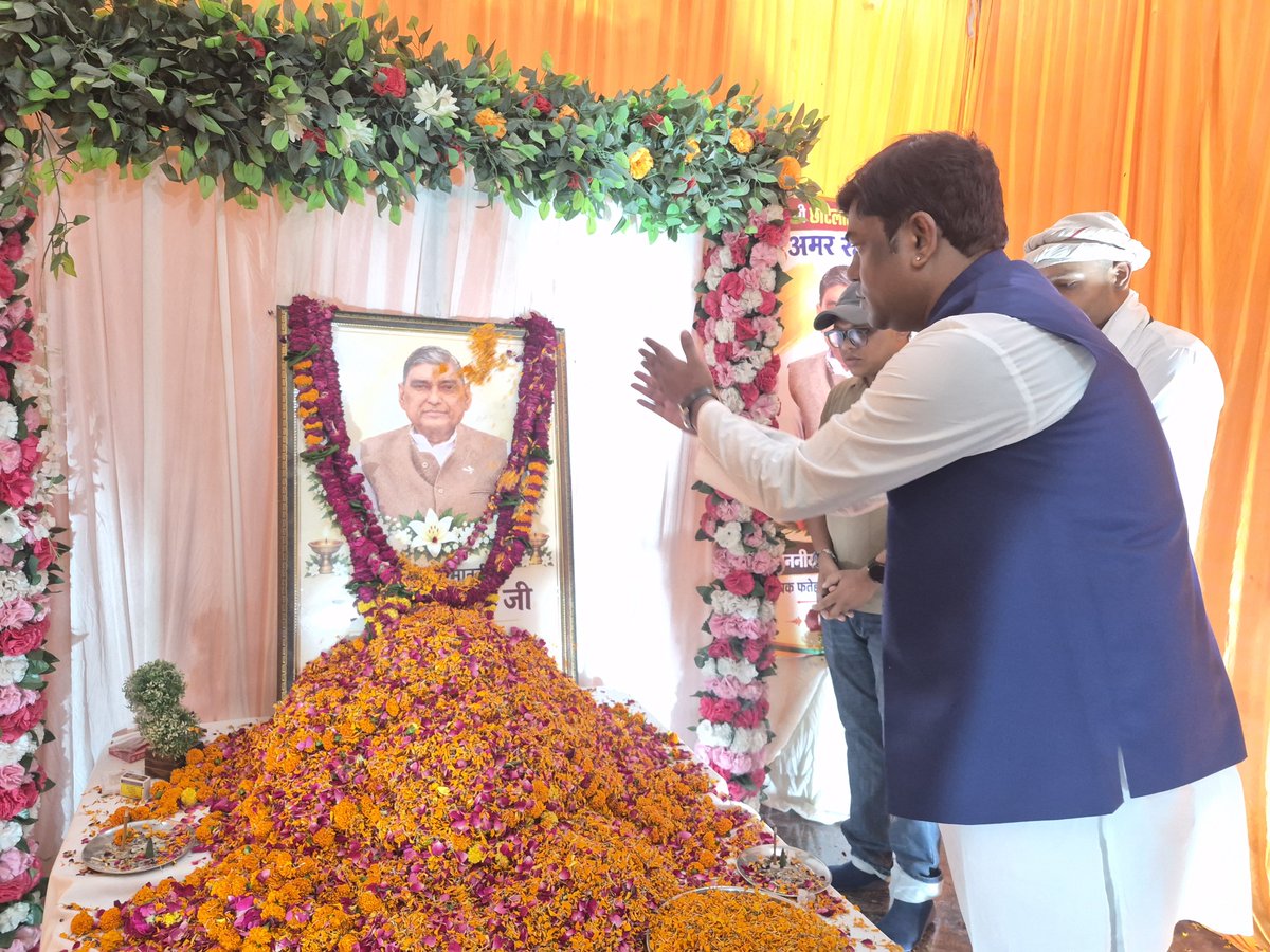 sonofmallah's tweet photo. आगरा के फतेहाबाद स्थित नगला देवहंस में पूर्व मंत्री एवं फतेहाबाद के विधायक रहे स्व. छोटेलाल वर्मा जी के श्राद्धकर्म में सम्मिलित हुआ तथा पुष्प अर्पित कर भावभीनी श्रद्धांजलि अर्पित किया।
ईश्वर से प्रार्थना है कि दिवंगत आत्मा को अपने श्रीचरणों में स्थान दें। ॐ शांति https://t.co/qRqFCjk6AV