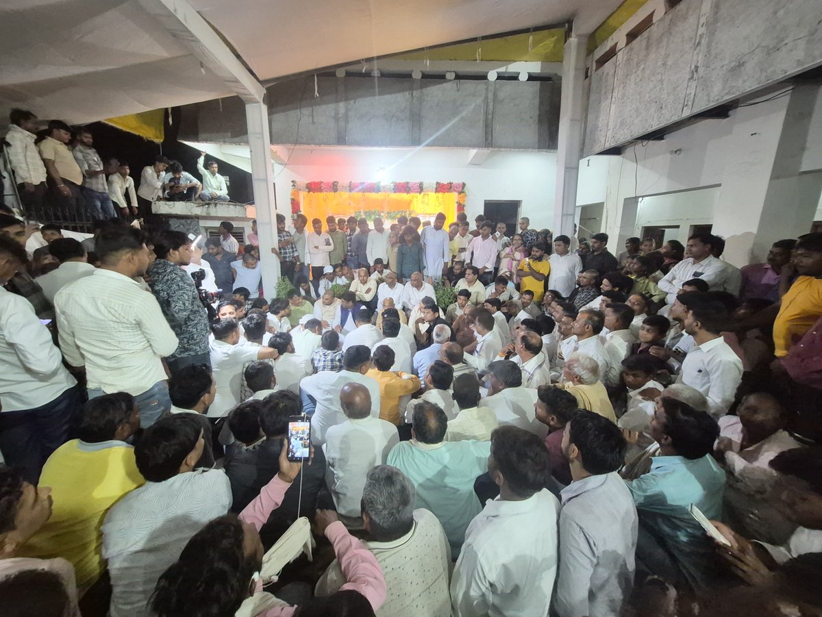 sonofmallah's tweet photo. आगरा के फतेहाबाद स्थित नगला देवहंस में पूर्व मंत्री एवं फतेहाबाद के विधायक रहे स्व. छोटेलाल वर्मा जी के श्राद्धकर्म में सम्मिलित हुआ तथा पुष्प अर्पित कर भावभीनी श्रद्धांजलि अर्पित किया।
ईश्वर से प्रार्थना है कि दिवंगत आत्मा को अपने श्रीचरणों में स्थान दें। ॐ शांति https://t.co/qRqFCjk6AV