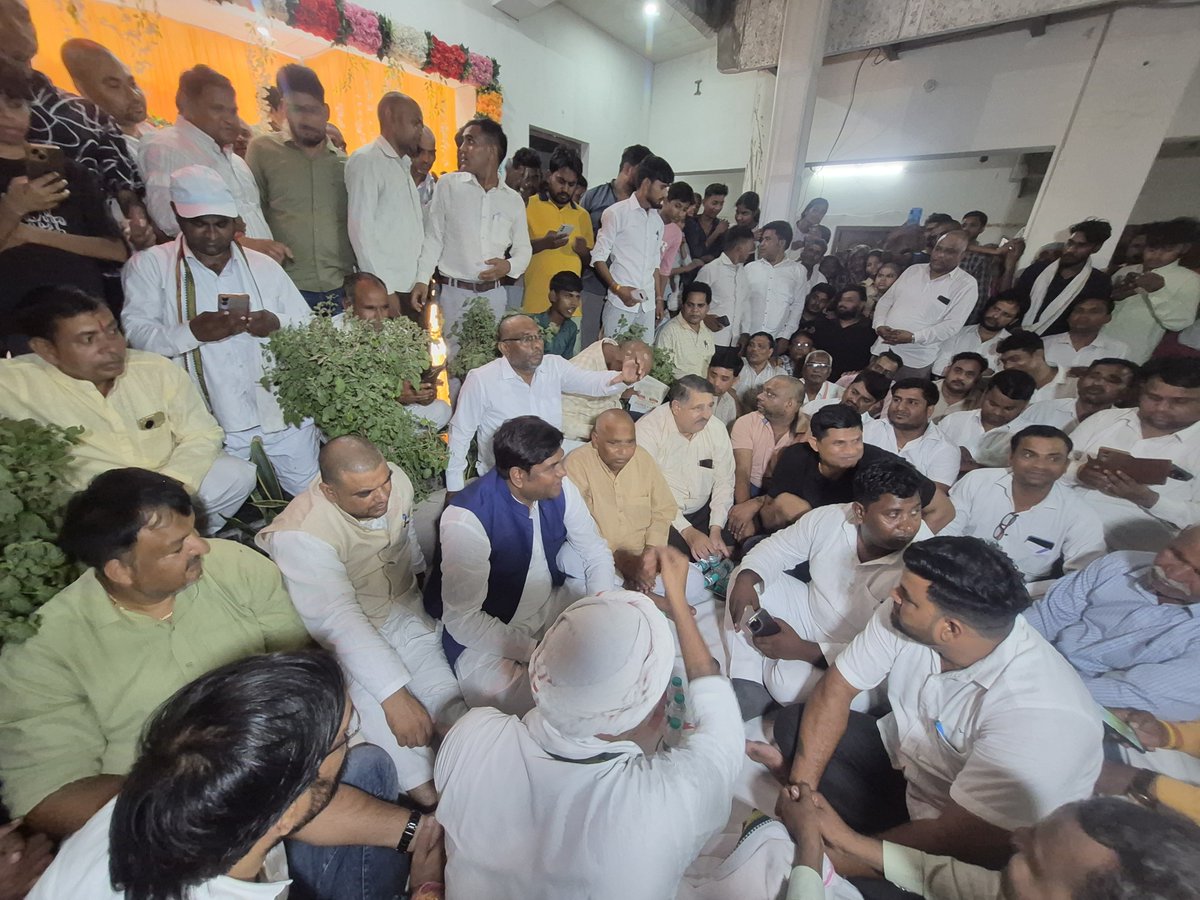 sonofmallah's tweet photo. आगरा के फतेहाबाद स्थित नगला देवहंस में पूर्व मंत्री एवं फतेहाबाद के विधायक रहे स्व. छोटेलाल वर्मा जी के श्राद्धकर्म में सम्मिलित हुआ तथा पुष्प अर्पित कर भावभीनी श्रद्धांजलि अर्पित किया।
ईश्वर से प्रार्थना है कि दिवंगत आत्मा को अपने श्रीचरणों में स्थान दें। ॐ शांति https://t.co/qRqFCjk6AV