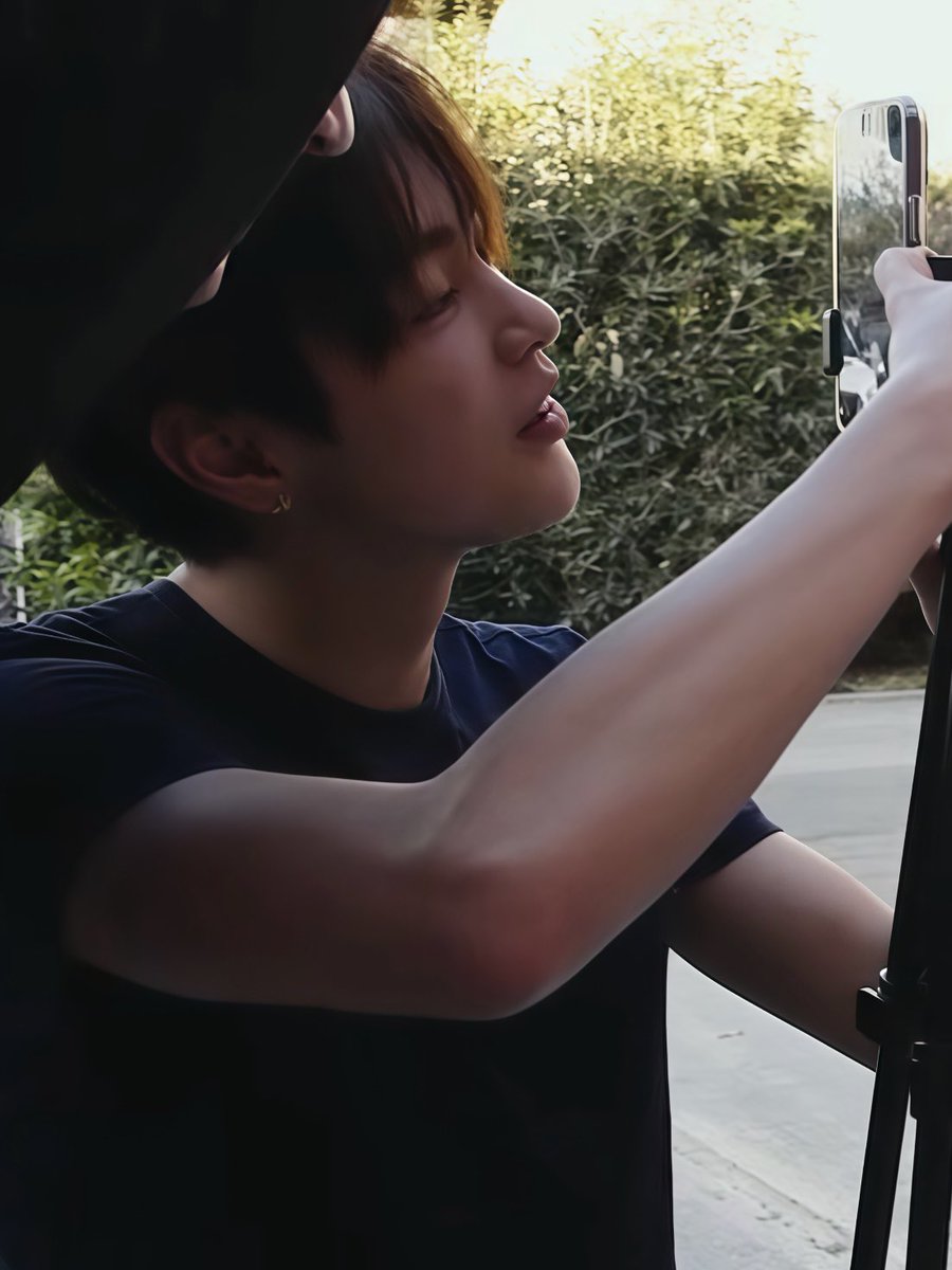 geonhocean's tweet photo. #keonho really owns the black shirt look https://t.co/cjPDxu30Hs