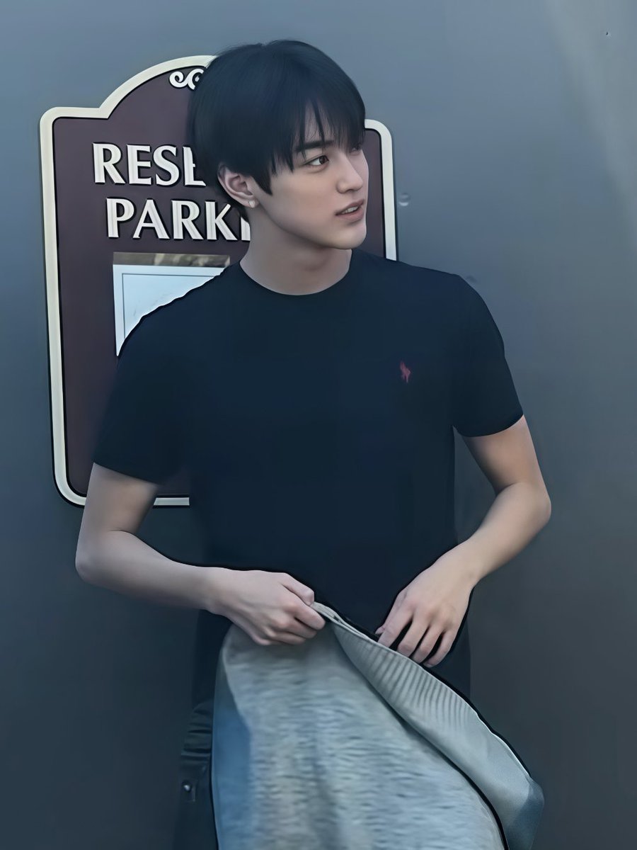 geonhocean's tweet photo. #keonho really owns the black shirt look https://t.co/cjPDxu30Hs