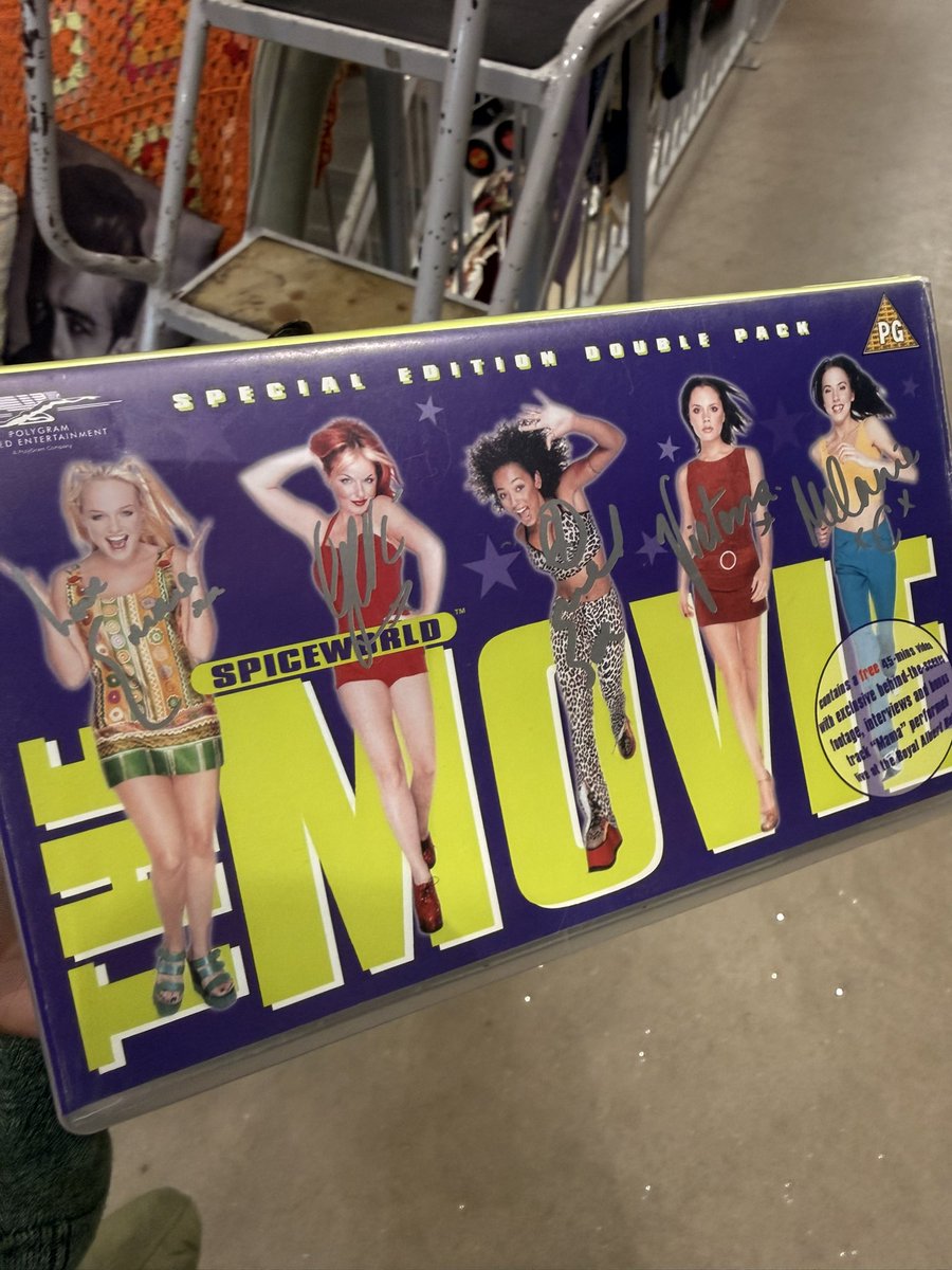 penr0sesteps's tweet photo. the irish thrift gods blessed me today https://t.co/Nc3qSWLZc1