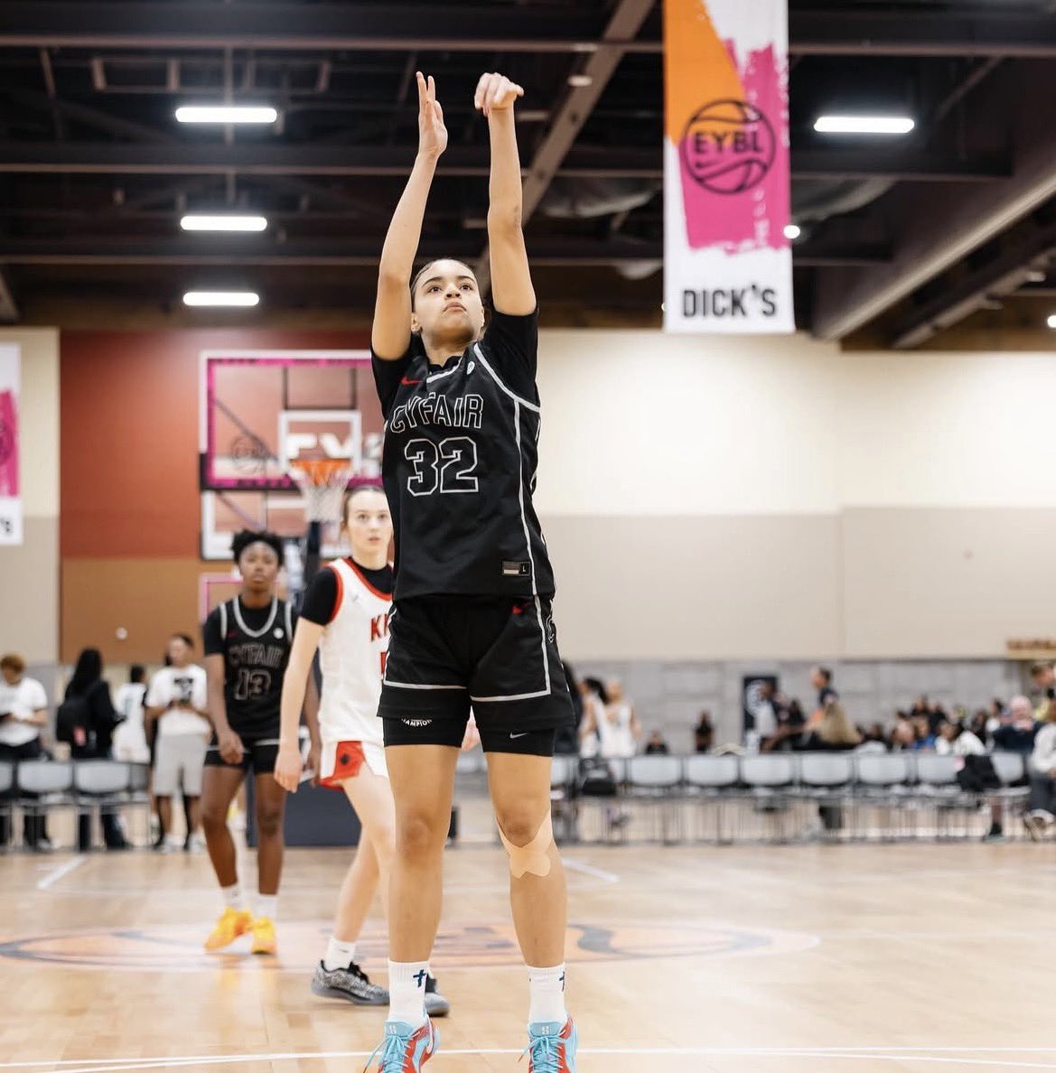 CFEliteSports's tweet photo. Happy Birthday @skylar2028 🧁🥳 From Your CyFair Elite Family ❤️💙 https://t.co/NbpY4Ftxgj
