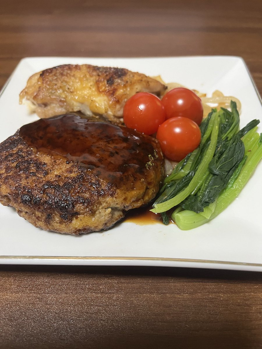 tuginalu's tweet photo. #晩ごはん
#飯テロ

お品書き

チキンとハンバーグのコンビグリル
タンシチュー
フライドオニオンサラダ

煮込み系の料理ってビックリするくらいにお肉が柔らかくなりますよね。

シチューは色んな野菜を入れるけど今回は色んな野菜をミキサーで細かくしてフォンドボーぽくして煮込んだシチューです。 https://t.co/vsQanVfoyB