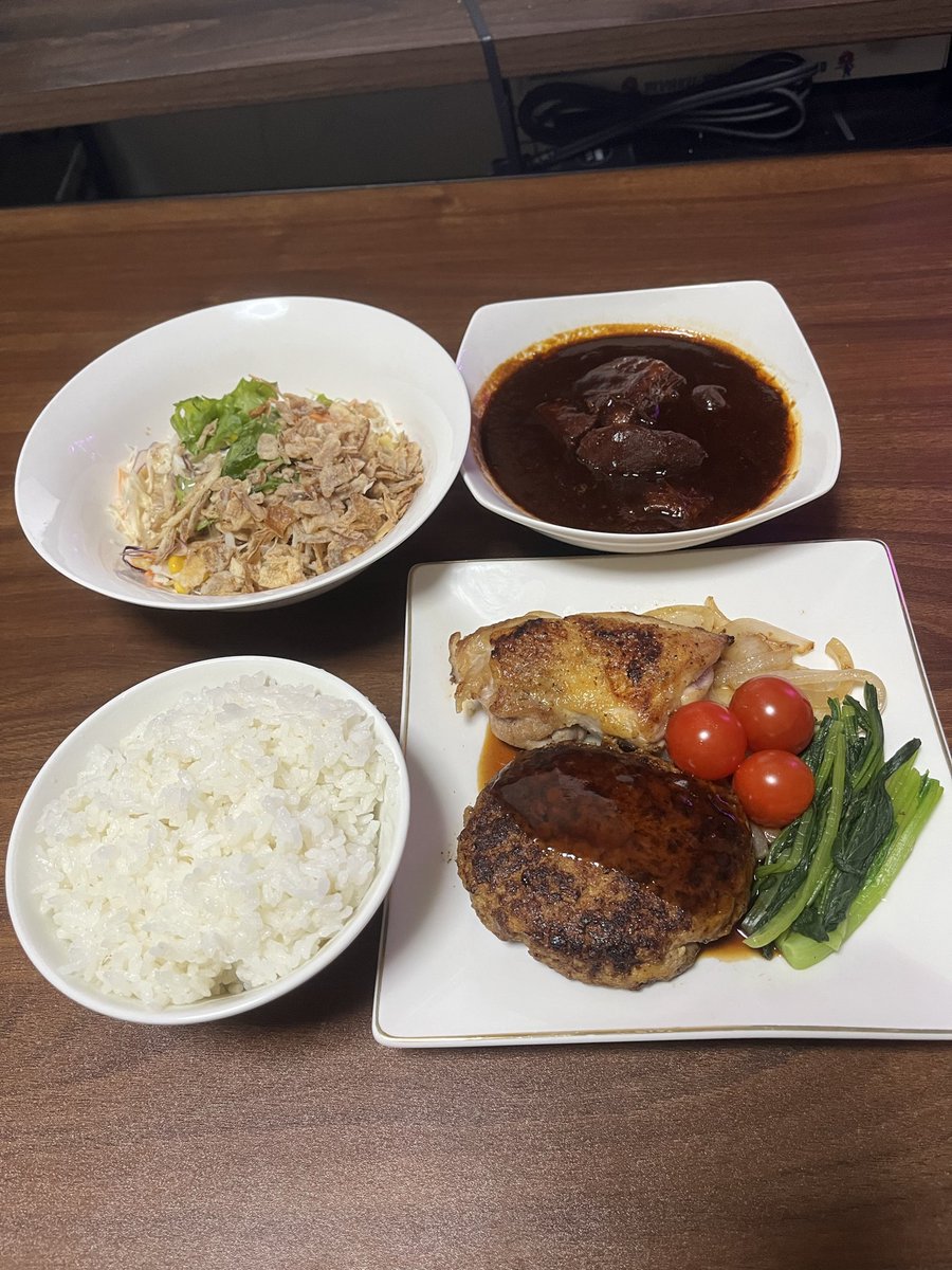 tuginalu's tweet photo. #晩ごはん
#飯テロ

お品書き

チキンとハンバーグのコンビグリル
タンシチュー
フライドオニオンサラダ

煮込み系の料理ってビックリするくらいにお肉が柔らかくなりますよね。

シチューは色んな野菜を入れるけど今回は色んな野菜をミキサーで細かくしてフォンドボーぽくして煮込んだシチューです。 https://t.co/vsQanVfoyB