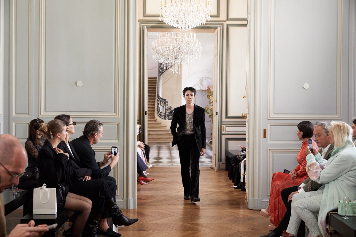 DomundiTV's tweet photo. WITH GRATITUDE TO SUNGYI LEE 🖋️

Our sincere thanks to Sungyi Lee for welcoming Zee Pruk @zee_pruk and for the wonderful opportunity to be part of this remarkable show. 

From the striking runway presentation to the memorable moments throughout the event, the experience was truly special and offered a celebration of creativity and distinctive style.

ZEEPRUK PARIS RUNWAY AGAIN
#SUNGYILEExZEEPRUK
#SungyiLee
#ZeePruk
