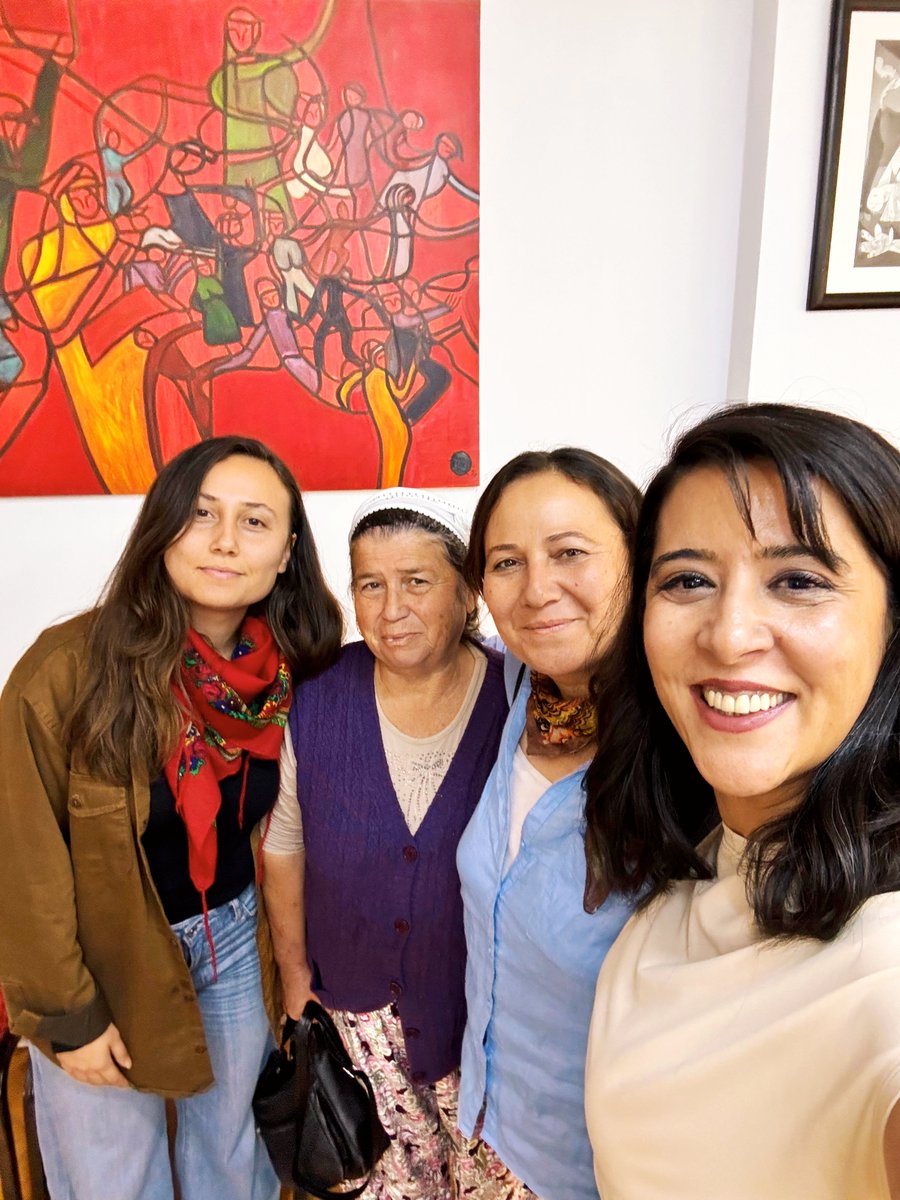 sevdakaraca's tweet photo. Bugün Akbelen’de uğruna yasalar çıkarılan, MAPEG Genel Müdürü’nün ve Enerji Bakanı’nın siper olduğu, gözü doymayan maden şirketi YK Enerji’ye karşı toprağını, suyunu, ormanını savunan kadınlar ziyaretimize geldi.

Geçtiğimiz gün Danıştay’da görülen acele kamulaştırma davasında, ardından MAPEG önündeki eylemde birlikteydik. Bugün de mücadeleyi nasıl daha ileri taşıyacağımızı konuştuk.

Bir hatırlatma yapalım: Önümüzdeki günlerde Danıştay, yalnızca Akbelen’in değil, aslında “kamu yararı nedir?” sorusunun da yanıtını verecek.

Bir avuç sermayenin çıkarı mı kamu yararıdır, köylülerin, emekçilerin yaşamı mı?

Cevap açık.

Ama Akbelen’de yaşanan, şirketlerin önüne serilen memleket gerçeğinin bir parçası. Maden şirketleri için orman da toprak da su da köy de yalnızca çıkarılacak kömürün, alınacak ruhsatın, büyütülecek kârın parçası. Karşılarına çıkan halkın mücadelesini aşmak için de devletin bütün olanaklarını kullanıyorlar.

Bu yüzden Akbelen davasını gündemde tutmak, Akbelen’de süren mücadeleyi büyütmek ve yaşam için verilen mücadeleleri birbirine bağlamak zorundayız.

Akbelen’den Varto’ya, Zelek’ten Gümüşhacıköy’e, Hasandin’den Perşembe’ye kadar bir avuç sermayenin kârına karşı yaşamı, toprağı, suyu ve memleketi savunmaya devam edeceğiz.