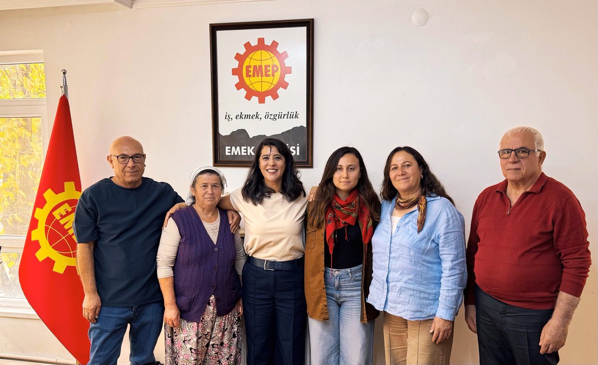 sevdakaraca's tweet photo. Bugün Akbelen’de uğruna yasalar çıkarılan, MAPEG Genel Müdürü’nün ve Enerji Bakanı’nın siper olduğu, gözü doymayan maden şirketi YK Enerji’ye karşı toprağını, suyunu, ormanını savunan kadınlar ziyaretimize geldi.

Geçtiğimiz gün Danıştay’da görülen acele kamulaştırma davasında, ardından MAPEG önündeki eylemde birlikteydik. Bugün de mücadeleyi nasıl daha ileri taşıyacağımızı konuştuk.

Bir hatırlatma yapalım: Önümüzdeki günlerde Danıştay, yalnızca Akbelen’in değil, aslında “kamu yararı nedir?” sorusunun da yanıtını verecek.

Bir avuç sermayenin çıkarı mı kamu yararıdır, köylülerin, emekçilerin yaşamı mı?

Cevap açık.

Ama Akbelen’de yaşanan, şirketlerin önüne serilen memleket gerçeğinin bir parçası. Maden şirketleri için orman da toprak da su da köy de yalnızca çıkarılacak kömürün, alınacak ruhsatın, büyütülecek kârın parçası. Karşılarına çıkan halkın mücadelesini aşmak için de devletin bütün olanaklarını kullanıyorlar.

Bu yüzden Akbelen davasını gündemde tutmak, Akbelen’de süren mücadeleyi büyütmek ve yaşam için verilen mücadeleleri birbirine bağlamak zorundayız.

Akbelen’den Varto’ya, Zelek’ten Gümüşhacıköy’e, Hasandin’den Perşembe’ye kadar bir avuç sermayenin kârına karşı yaşamı, toprağı, suyu ve memleketi savunmaya devam edeceğiz.