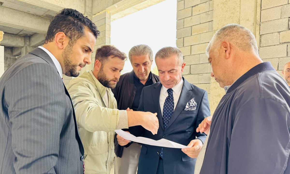 KayaZeydin's tweet photo. 📍 Hakkâri / Kent Meydanı

Kent Meydanı projemizi yerinde inceleyerek çalışmaların son durumunu değerlendirdik. 🏗️

Hemşehrilerimizin sosyal hayatına değer katacak proje kapsamında;

🏛️ Çok amaçlı salon
🏢 İdari birimler
🕌 Mescit
🚻 WC ve lavabolar
👨‍👩‍👧‍👦 Ailelerimizin çocuklarıyla vakit geçirebileceği alanlar
🎭 Geniş bir anfi yer alacak.

🚗 100’ün üzerinde araç kapasiteli alt bölüm, ihtiyaç ve talepler doğrultusunda otopark olarak kullanılabilecek; gerektiğinde bir kısmı 🛍️ yer altı çarşısına dönüştürülebilecektir.

Ayrıca basın mensuplarımızla bir araya gelerek Ankara ziyaretimiz ve Hakkâri’mize kazandırılacak yatırımlara ilişkin bilgiler paylaştık. 🎙️

İnşallah kasım ayı öncesinde hemşehrilerimizin hizmetine sunacağımız Kent Meydanımız, Hakkâri’mize çok yakışacak. 🌿

Cumhurbaşkanımız ve Genel Başkanımız Sayın Recep Tayyip Erdoğan’ın liderliğinde; Hakkâri’mize eser ve hizmet kazandırmaya devam edeceğiz.

@RTErdogan
@Akparti
@abuyukgumus
@MustafaAlkayis
@byildiz63