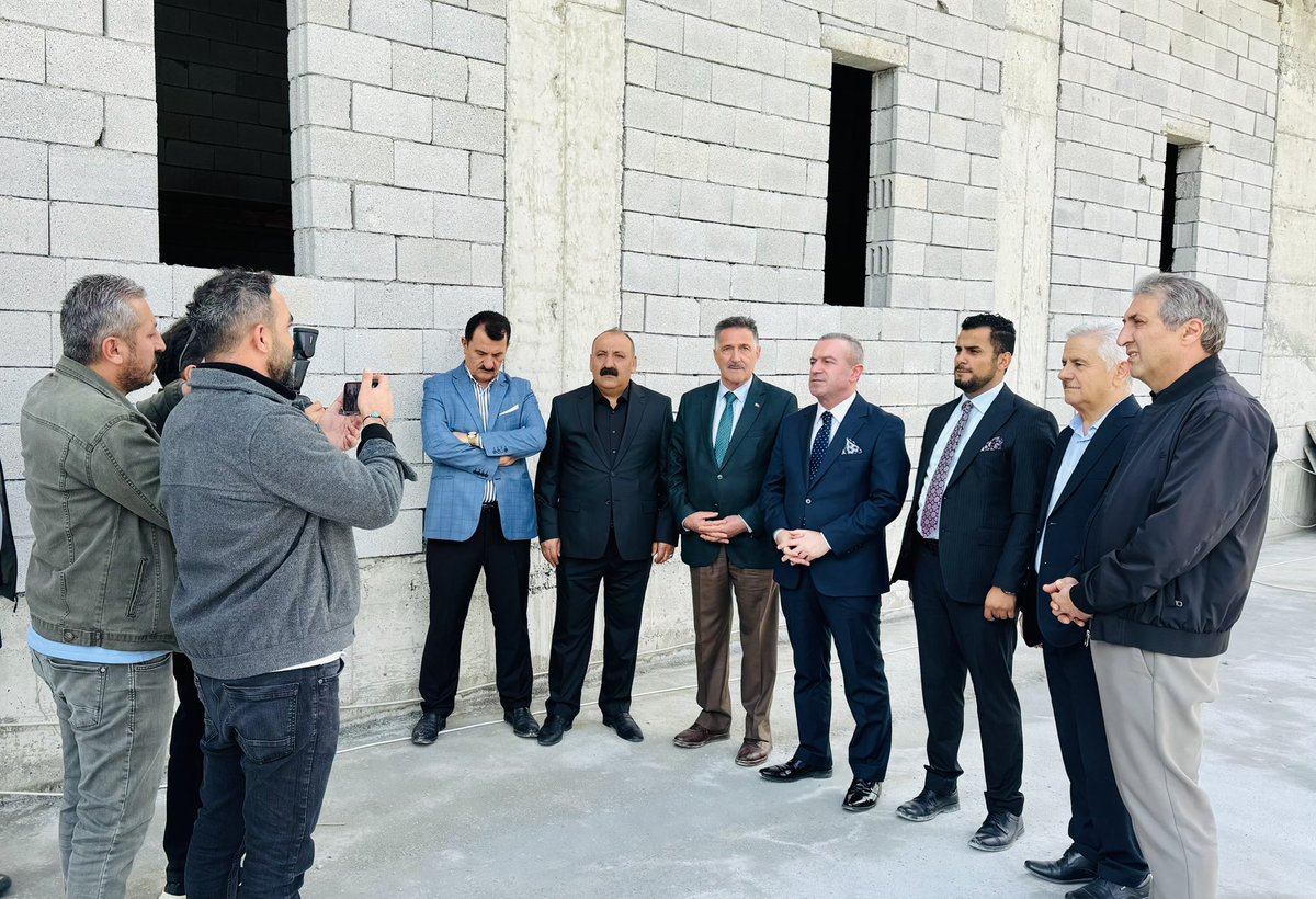KayaZeydin's tweet photo. 📍 Hakkâri / Kent Meydanı

Kent Meydanı projemizi yerinde inceleyerek çalışmaların son durumunu değerlendirdik. 🏗️

Hemşehrilerimizin sosyal hayatına değer katacak proje kapsamında;

🏛️ Çok amaçlı salon
🏢 İdari birimler
🕌 Mescit
🚻 WC ve lavabolar
👨‍👩‍👧‍👦 Ailelerimizin çocuklarıyla vakit geçirebileceği alanlar
🎭 Geniş bir anfi yer alacak.

🚗 100’ün üzerinde araç kapasiteli alt bölüm, ihtiyaç ve talepler doğrultusunda otopark olarak kullanılabilecek; gerektiğinde bir kısmı 🛍️ yer altı çarşısına dönüştürülebilecektir.

Ayrıca basın mensuplarımızla bir araya gelerek Ankara ziyaretimiz ve Hakkâri’mize kazandırılacak yatırımlara ilişkin bilgiler paylaştık. 🎙️

İnşallah kasım ayı öncesinde hemşehrilerimizin hizmetine sunacağımız Kent Meydanımız, Hakkâri’mize çok yakışacak. 🌿

Cumhurbaşkanımız ve Genel Başkanımız Sayın Recep Tayyip Erdoğan’ın liderliğinde; Hakkâri’mize eser ve hizmet kazandırmaya devam edeceğiz.

@RTErdogan
@Akparti
@abuyukgumus
@MustafaAlkayis
@byildiz63