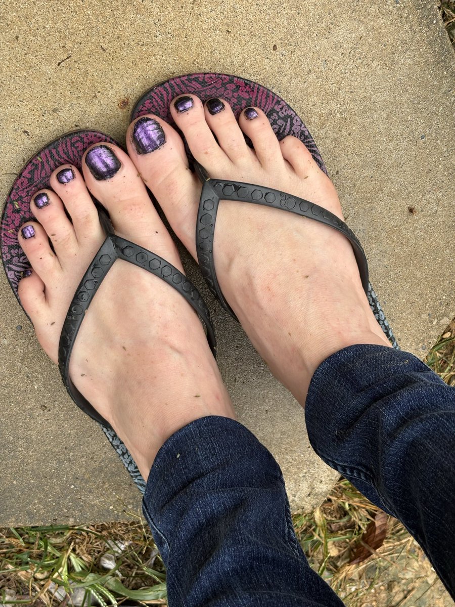 sweetfeet_u72's tweet photo. Rainy day vibes! If you want any custom pics or videos come on over and chat with me! Link is in bio! 👣🖤 #redheadfeet #prettyfeet #footfetish #feetfetish #CustomFeetPics https://t.co/8p0VwNRXnC