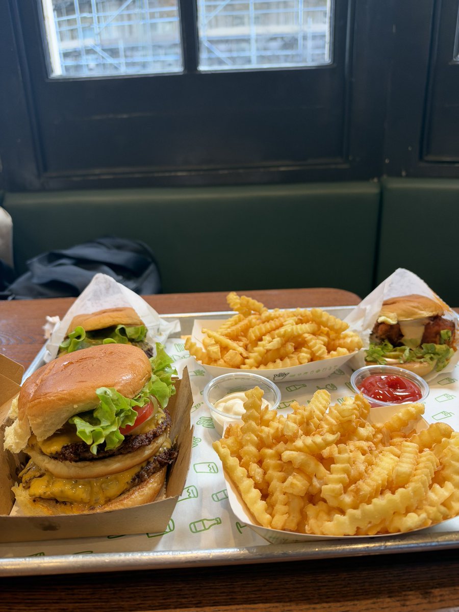 Sxid92's tweet photo. pourquoi shake shack n’existe pas en france sérieux ? (c’était délicieux) https://t.co/WLPaWNJNHB