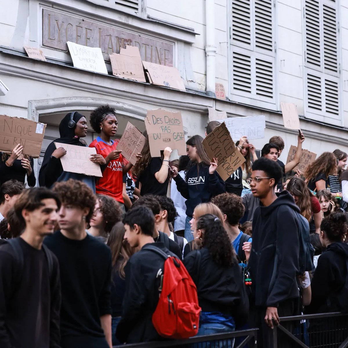ShadesFrance's tweet photo. 🏫 SDM apporte à son tour son SOUTIEN aux LYCÉENS mobilisés

🗣️ “Force à tous les lycéens mobilisés dans les blocus ‼️ Votre voix compte, vos inquiétudes méritent d’être entendues ! S’battre pour son avenir, c’est aussi défendre celui des autres !! Restez unis, solidaires et pacifiques ! Soutiens à fond 💪🏽✊🏽🩸”