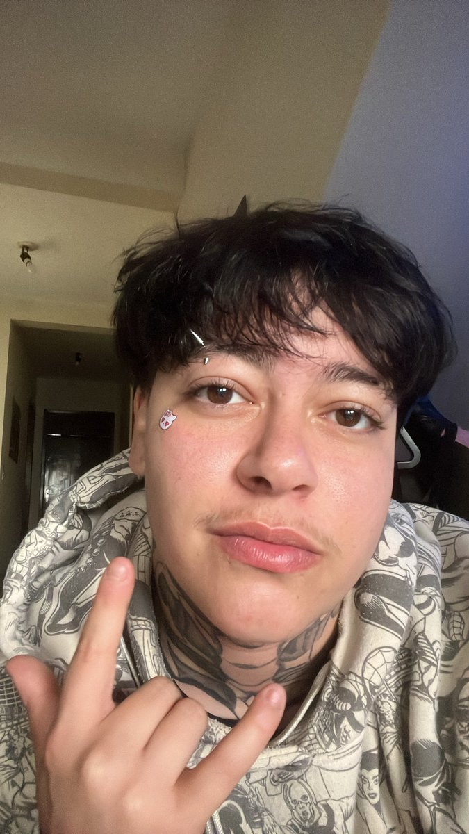 luabacaxii_'s tweet photo. BUTCH LESBICA TRANSMASC COM MASTEC BIGODE E 10 MESES EM TESTOSTERONA 
nao binarios SÃO NÃO BINÁRIOS porra https://t.co/oxvAWUYAn3