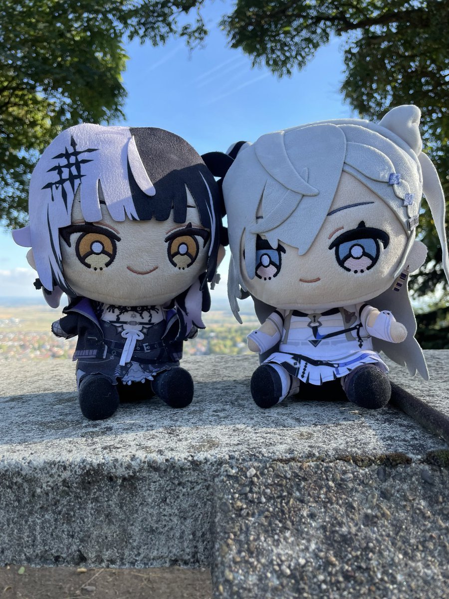 amhapi's tweet photo. #ShiorinOnAir #VestiaZeta Went on a walk today with Shiori Plushvella and Zeta Plushie. GreyscaleX date! 🩶🤍🖤 https://t.co/8DCNh9miKU